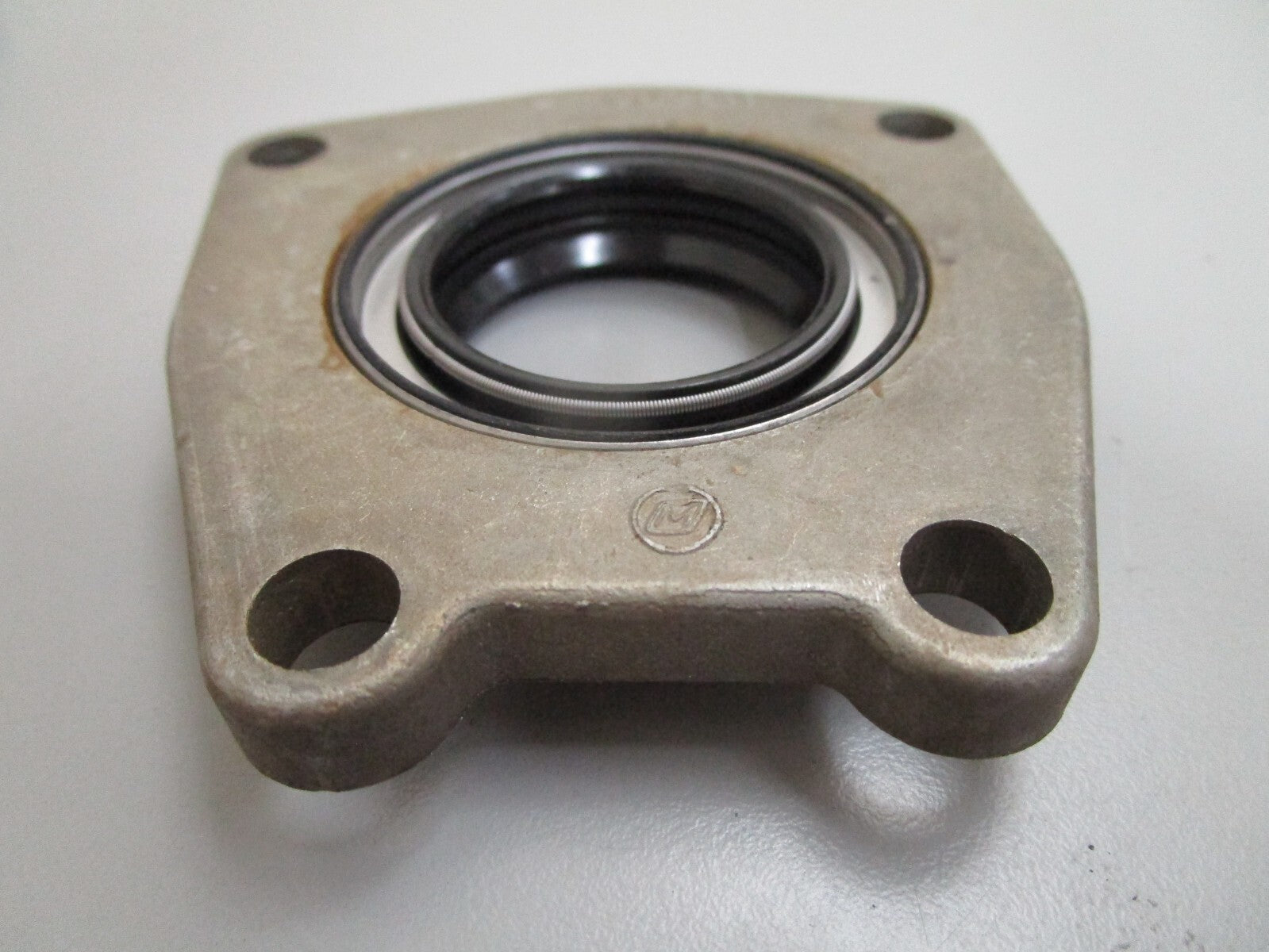 *NEW OEM* 0820 OMC Johnson Evinrude Retainer & Seal Ay 981554 0981554