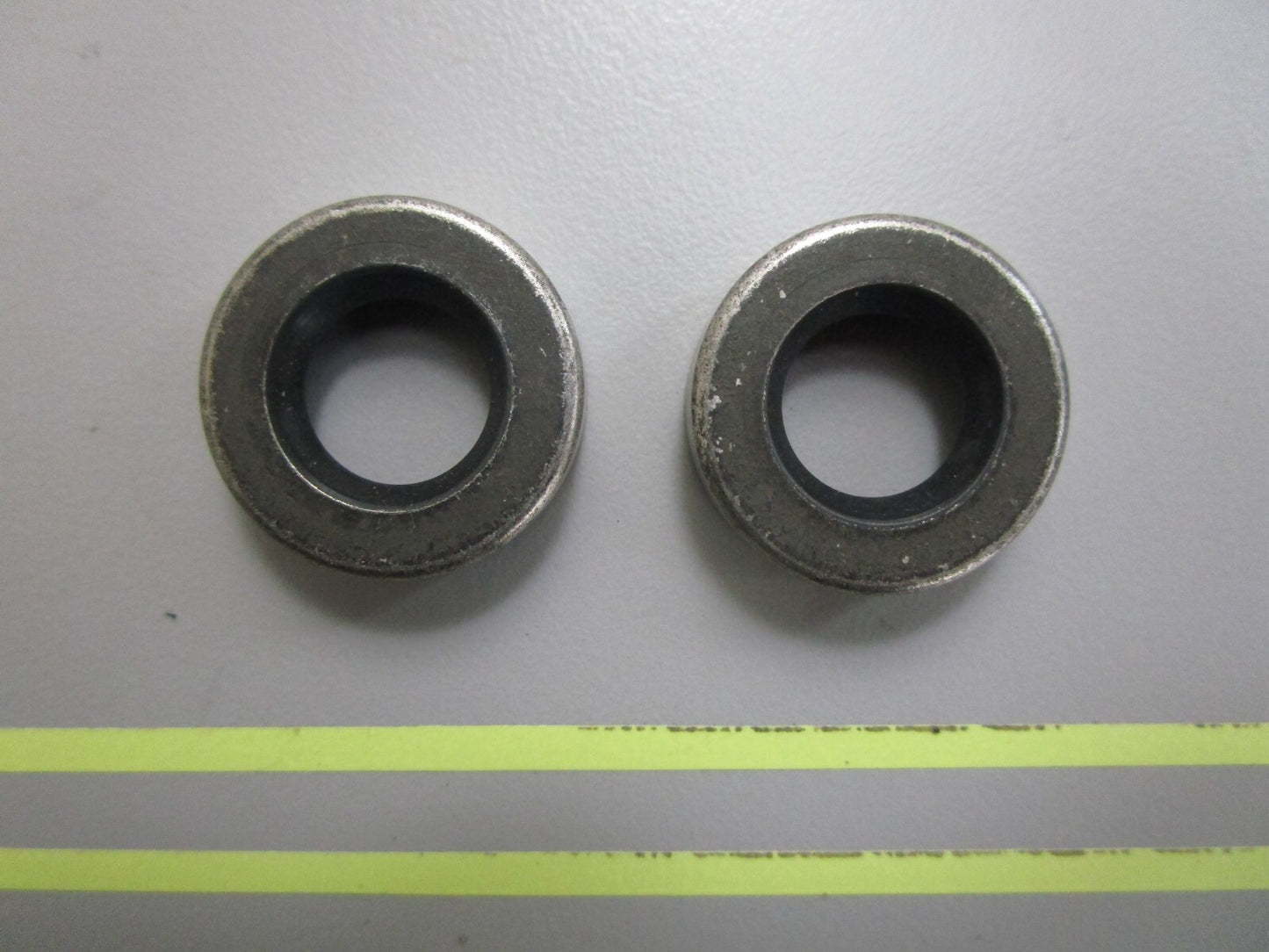 *NEW OEM* (LOT OF 2) 0810 OMC Johnson Evinrude Oil Seal 318972 0318972