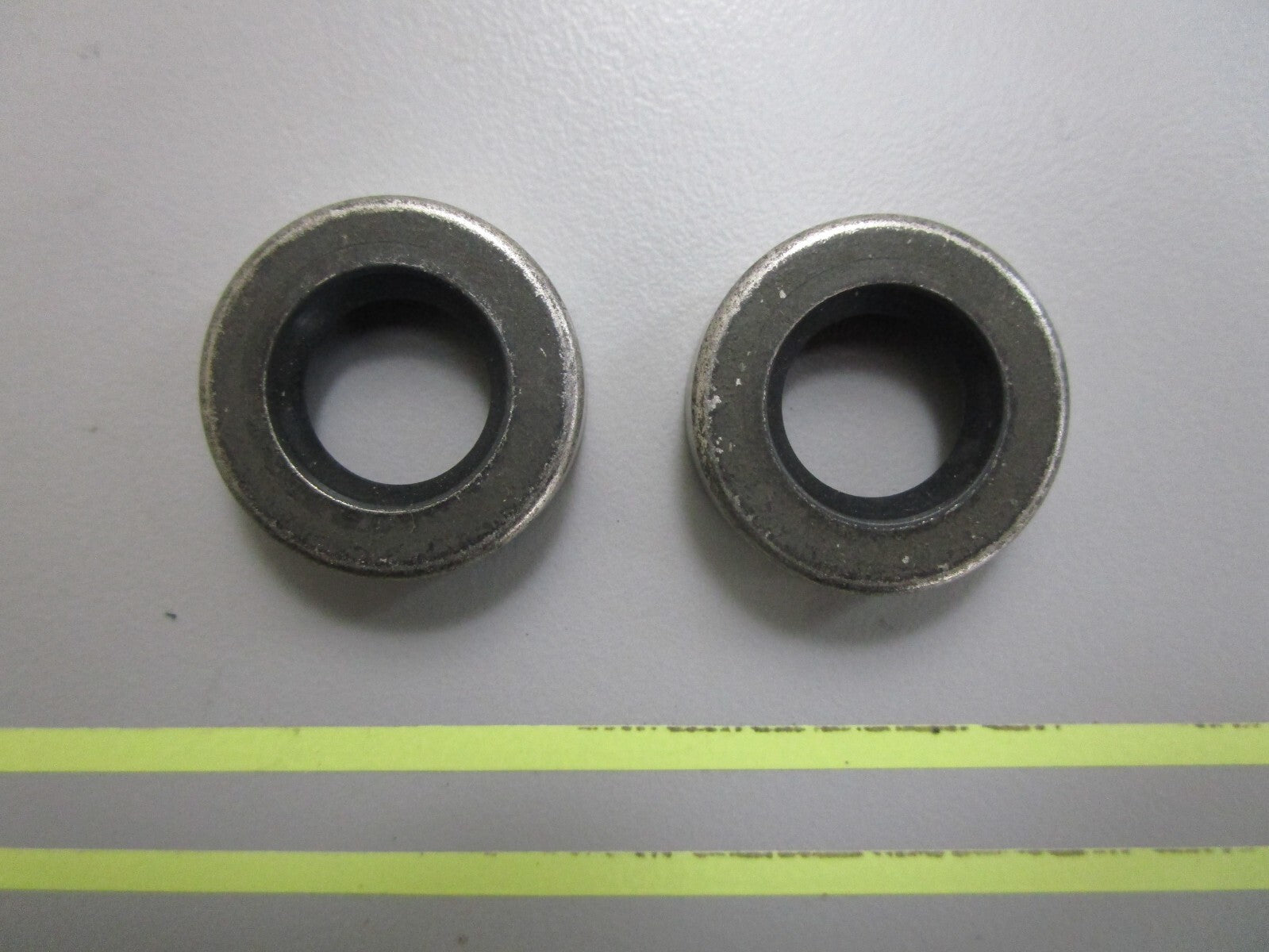 *NEW OEM* (LOT OF 2) 0810 OMC Johnson Evinrude Oil Seal 318972 0318972