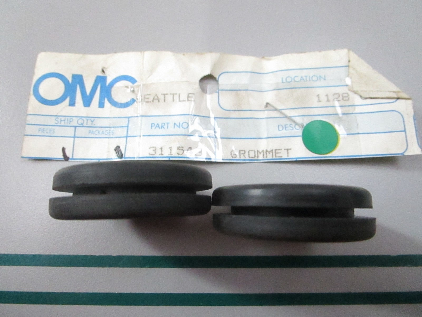 NEW OEM (LOT OF 2) 311543 0311543 OMC Johnson Evinrude Grommet 0810