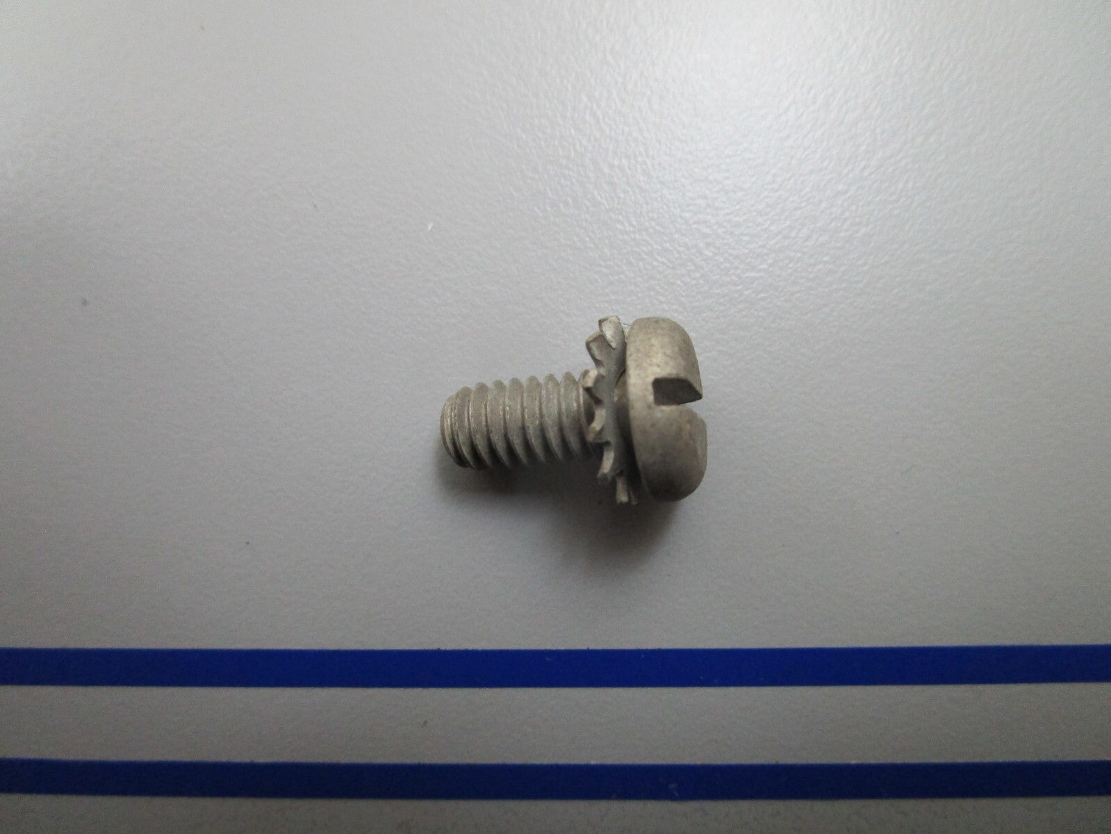 *NEW OEM* 0720 OMC Johnson Evinrude Screw 304992 0304992