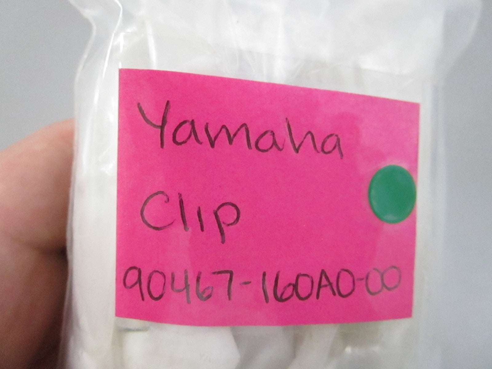 NEW OEM (LOT OF 2) 90467-160A0-00 Yamaha Clip 0810