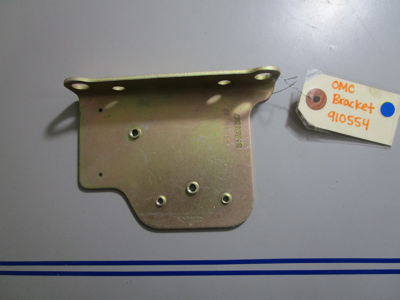 *NEW OEM* 0810 OMC Johnson Evinrude Bracket 910554 0910554