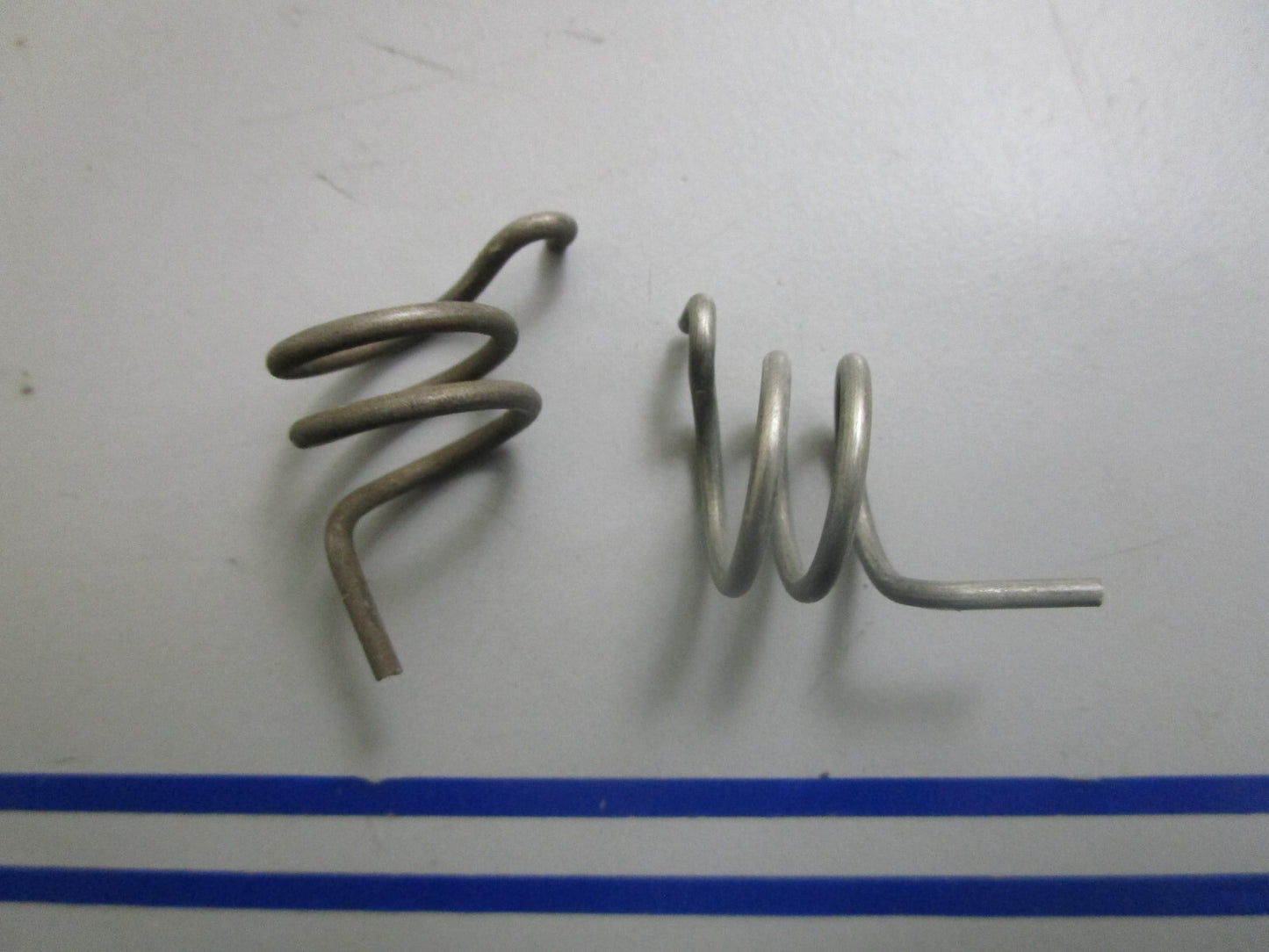 *NEW OEM* (LOT OF 2) 0810 OMC Johnson Evinrude Spring 303725 0303725
