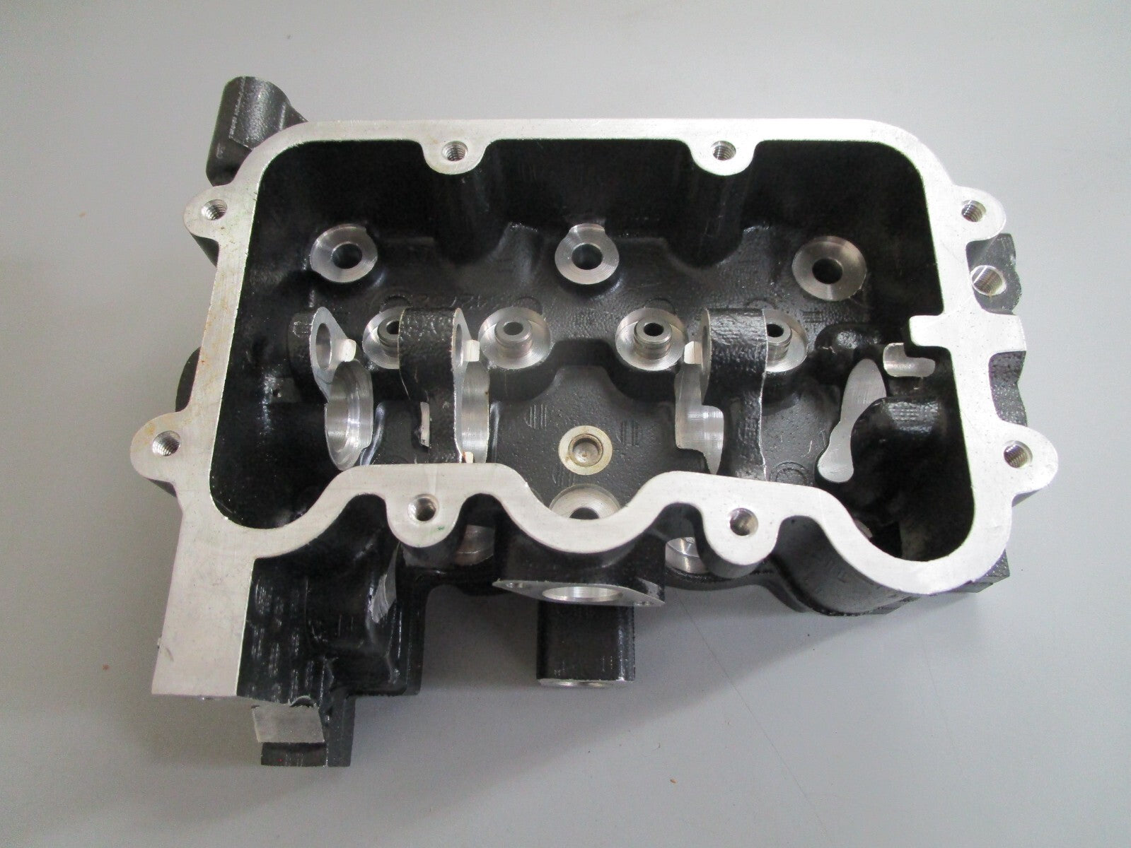 *NEW OEM* 0820 OMC Johnson Evinrude 9.9-15HP Cylinder Head Case 437992 0437992