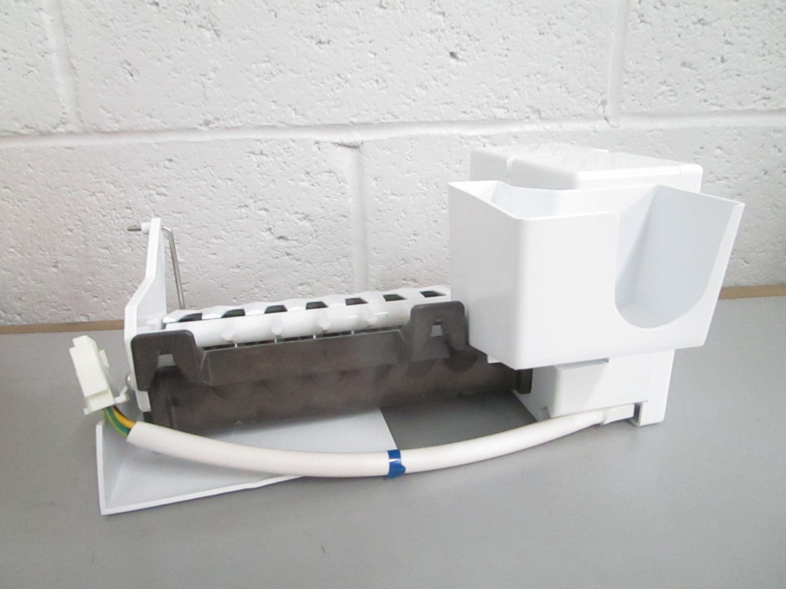 *NEW OEM* 0820 Bosch Ice Maker 00675261