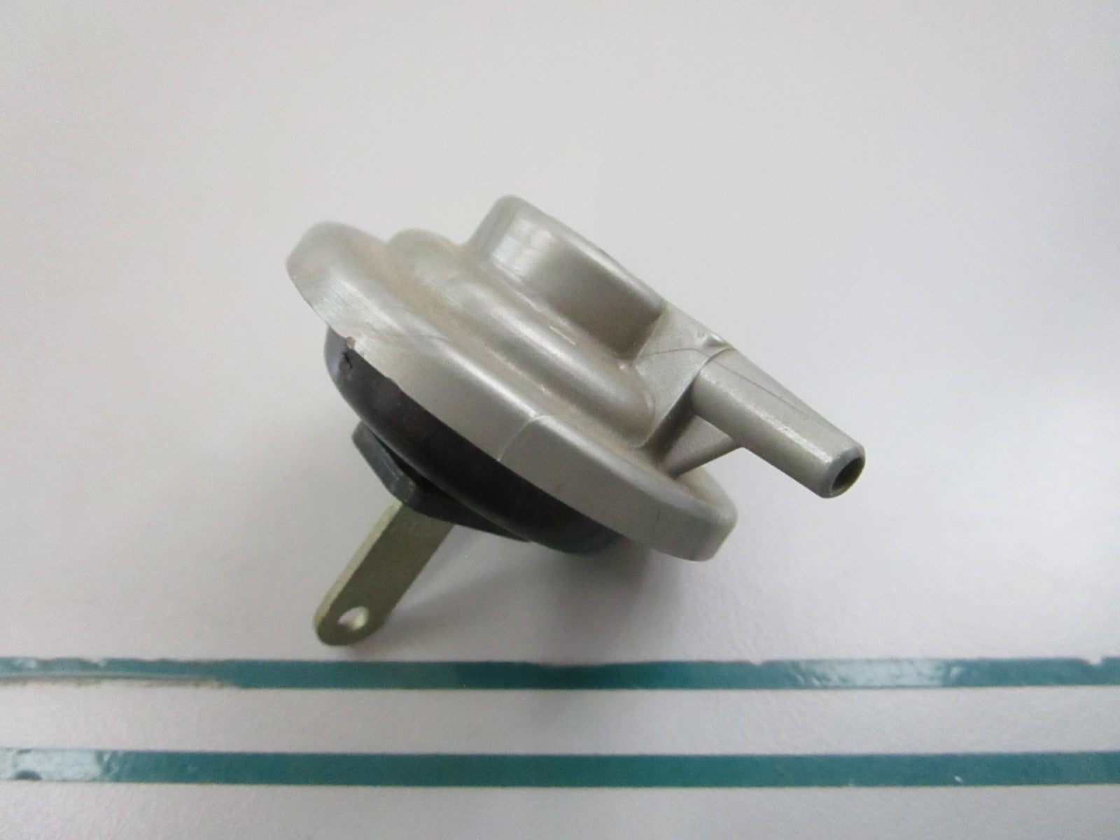 NEW OEM 383916 0383916 OMC Johnson Evinrude Vacuum Control 0810