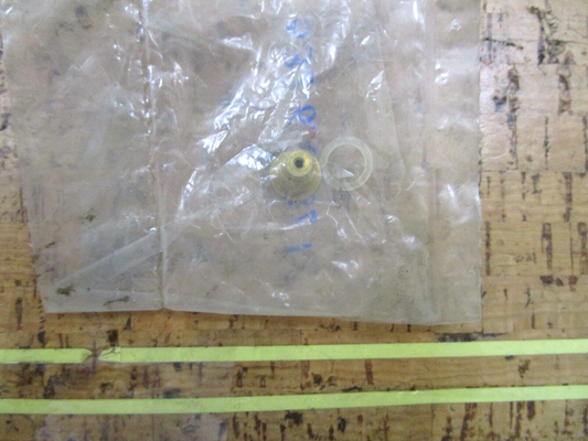 *NEW OEM* 0750 OMC Johnson Evinrude NEEDLE & SEAT 678882 0678882