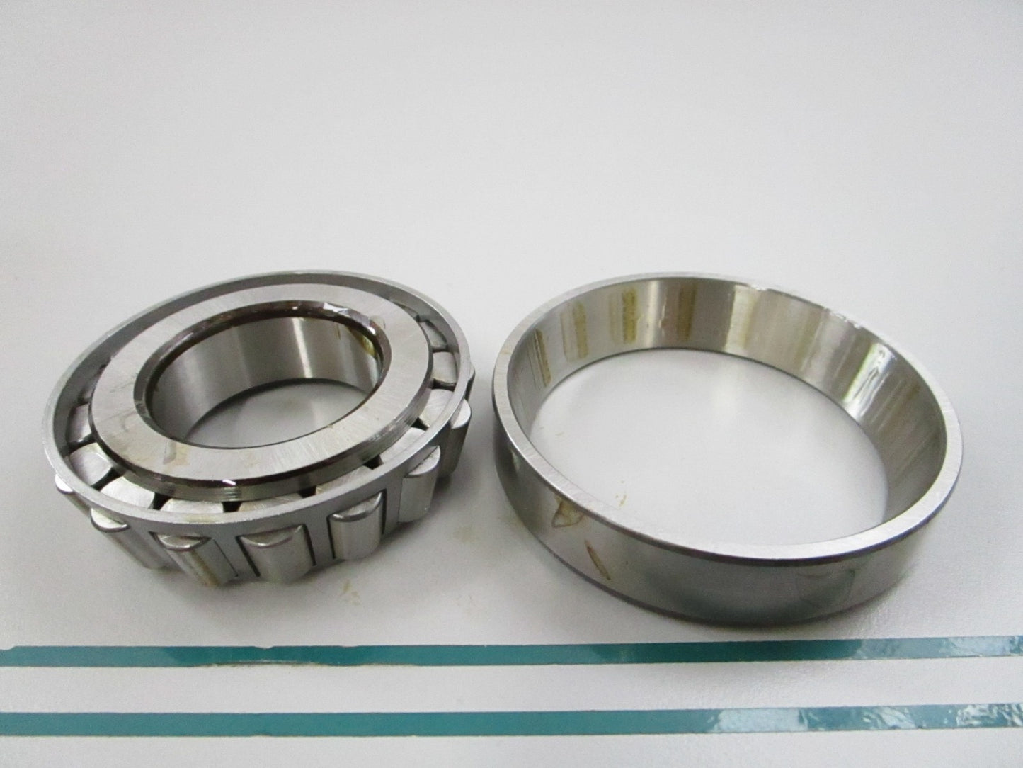 NEW 30207J2 SKF Tapered Roller Bearing 0810