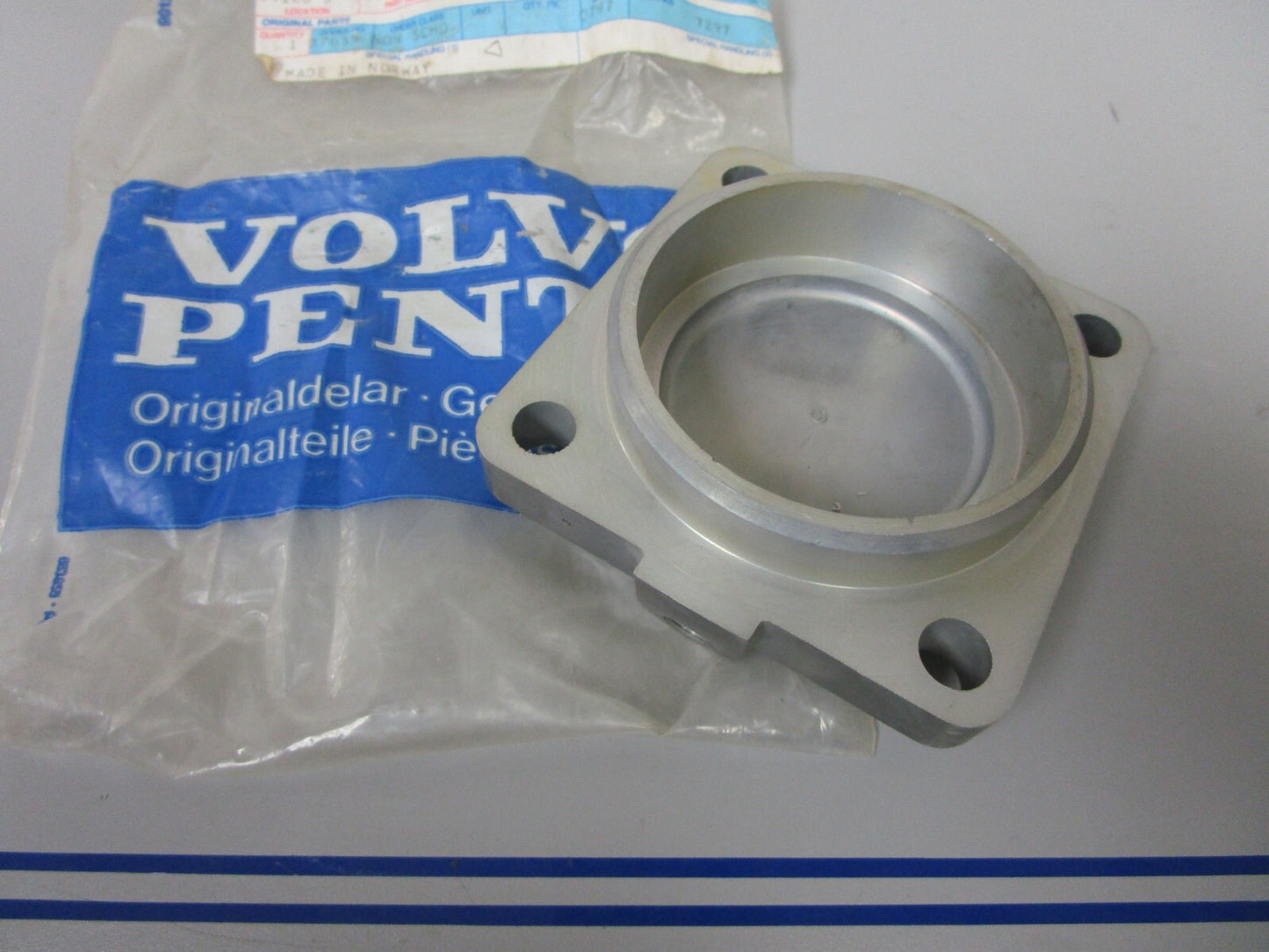 *NEW OEM* 0720 Volvo Penta Cover 850272