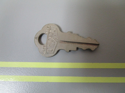 *NEW OEM* 0810 OMC Johnson Evinrude Key KF8 501523 0501523