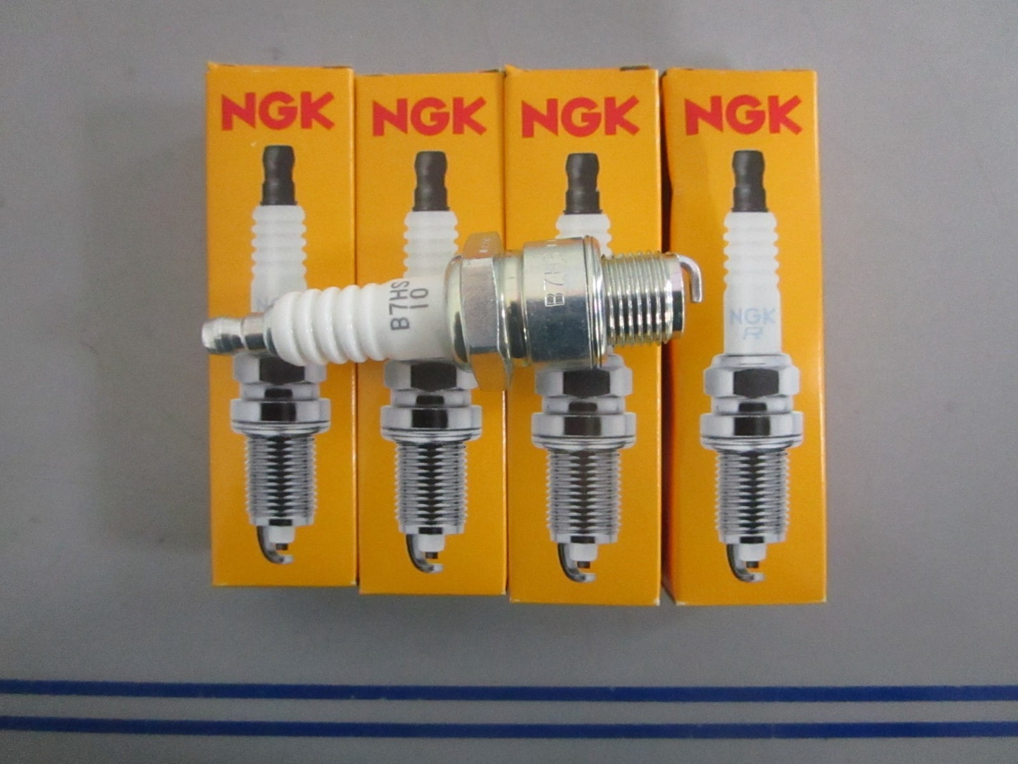 NEW OEM (LOT OF 4) B7HS-10 NGK Spark Plug 0820
