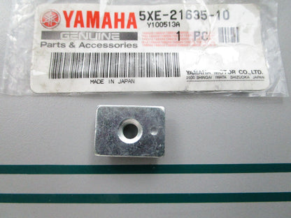 NEW OEM 5XE-21635-10-00 Yamaha Rear Fender Nut 0810