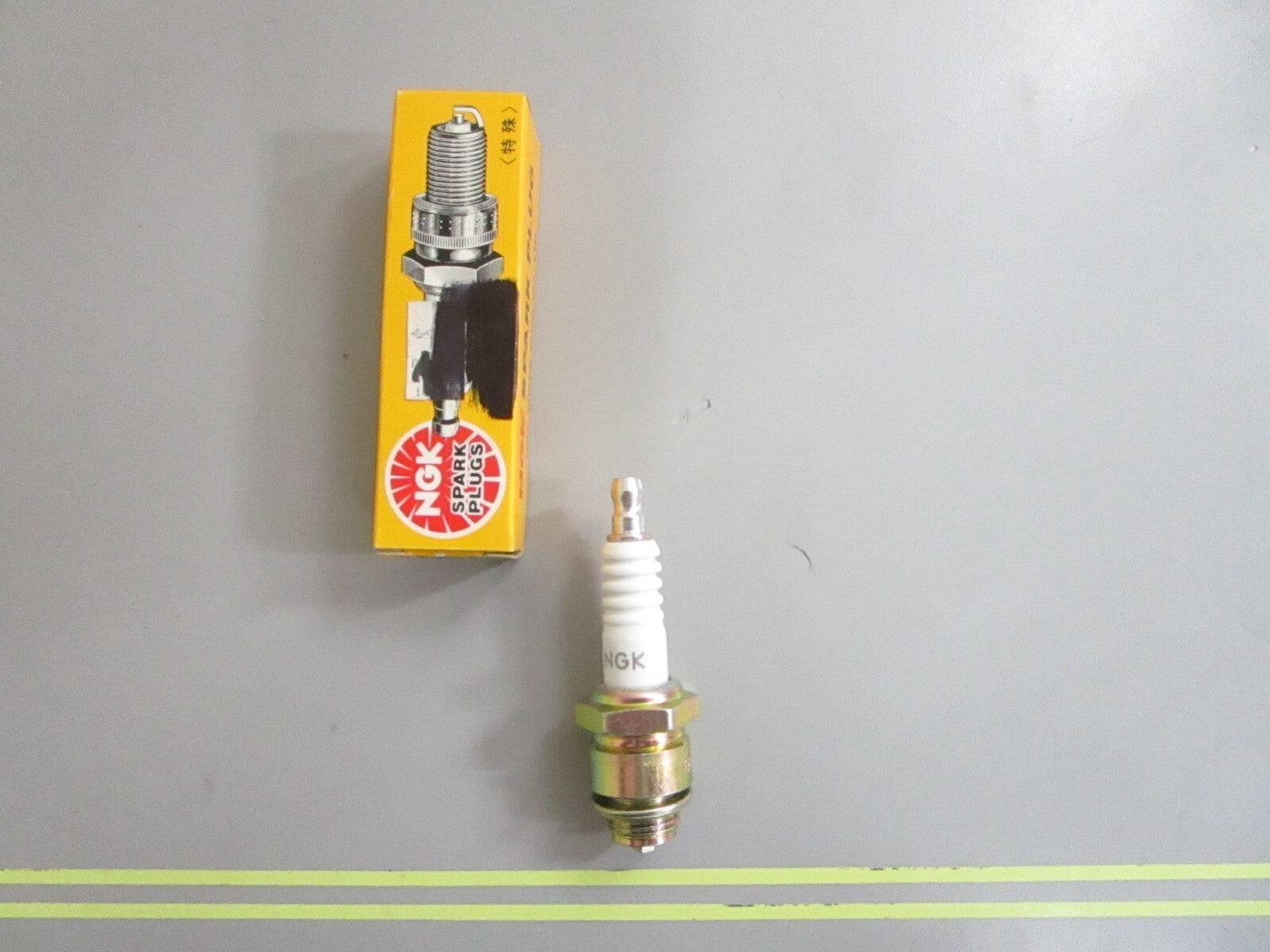 *NEW* 0810 NGK Spark Plug B8S
