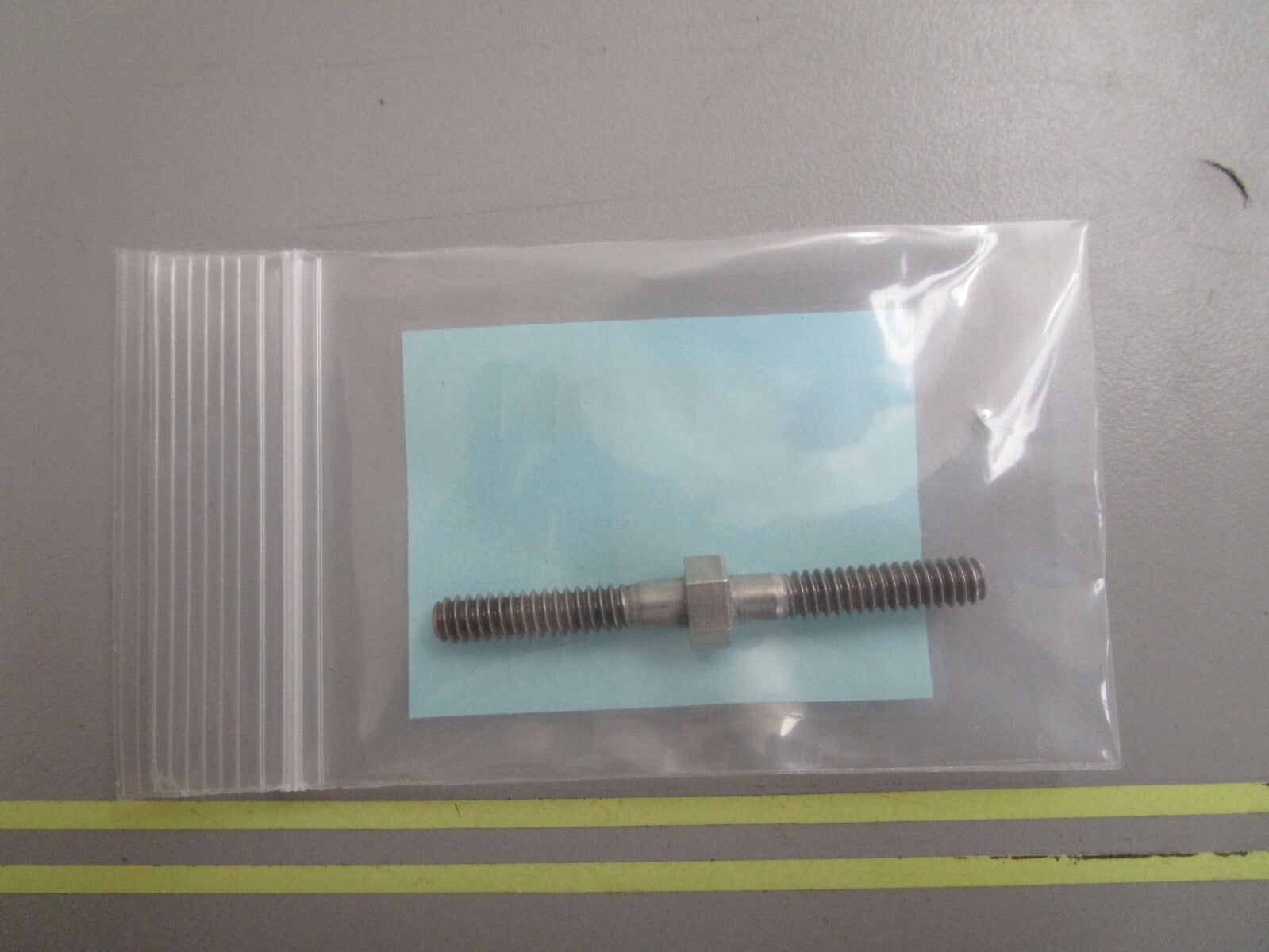 *NEW OEM* 0810 OMC Johnson Evinrude Stud 914681 0914681