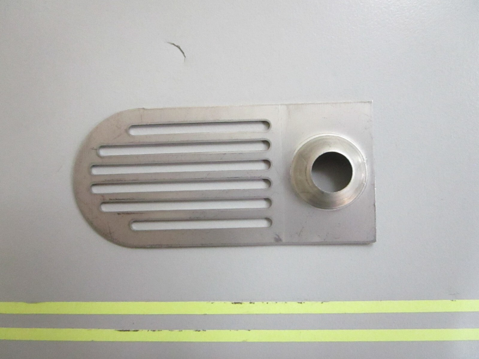 *NEW OEM* 0810 OMC Johnson Evinrude Screen 909018 0909018