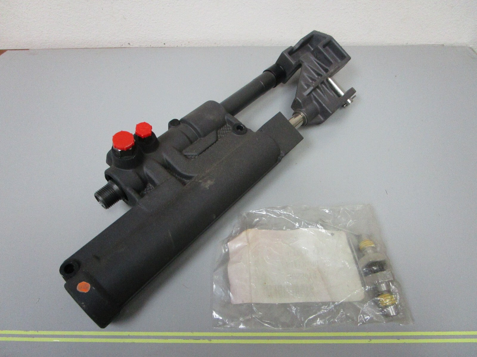 *NEW OEM* 0720 Volvo Penta Power Steering Actuator 3858128 21910902
