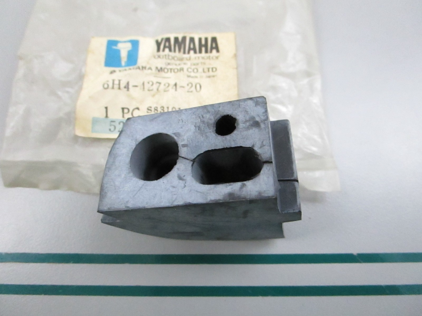 NEW OEM 6H4-42724-20-00 Yamaha Grommet 0810
