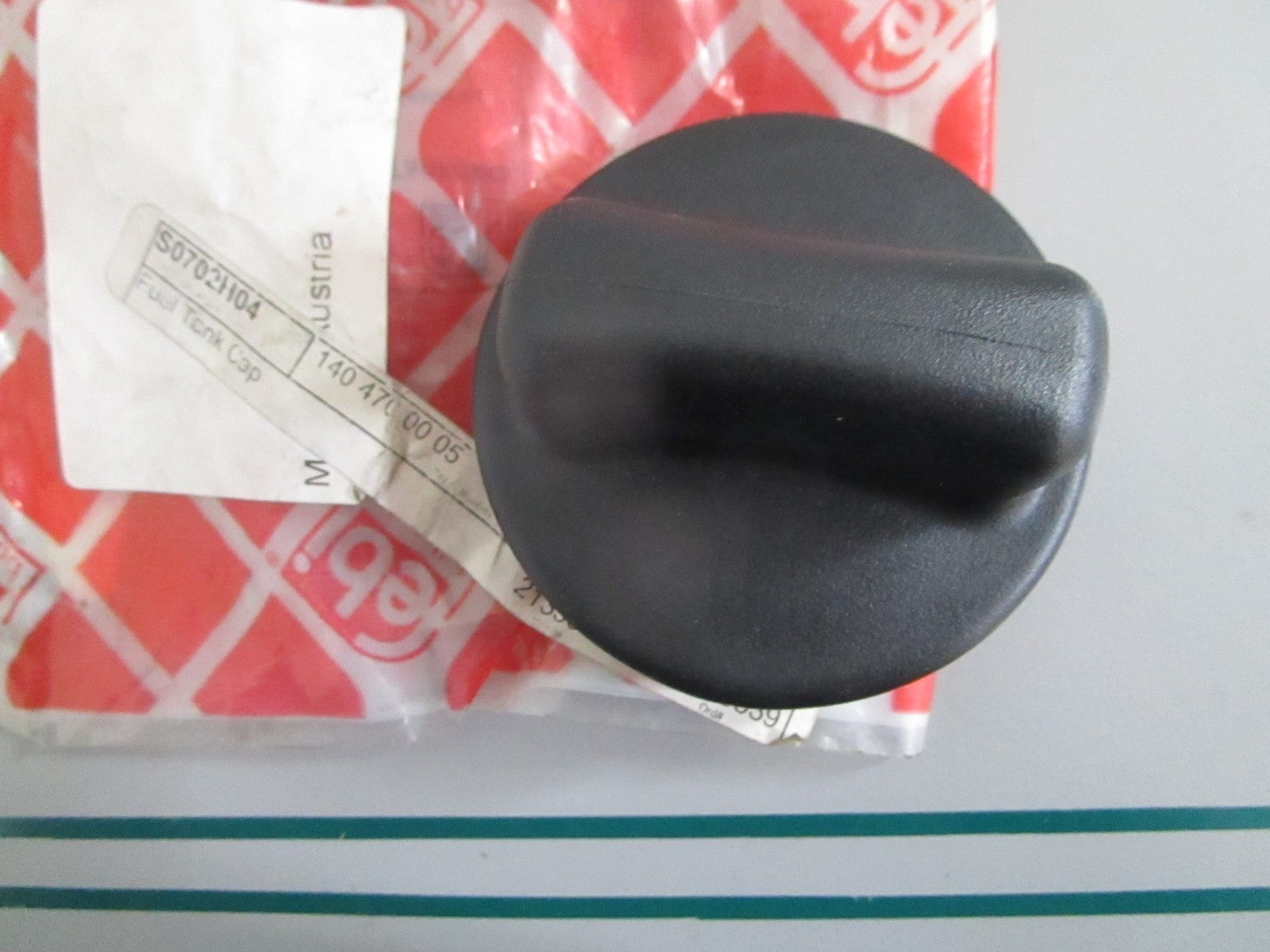 NEW OEM 1404700005 Mercedes-Benz Fuel Tank Cap 0820
