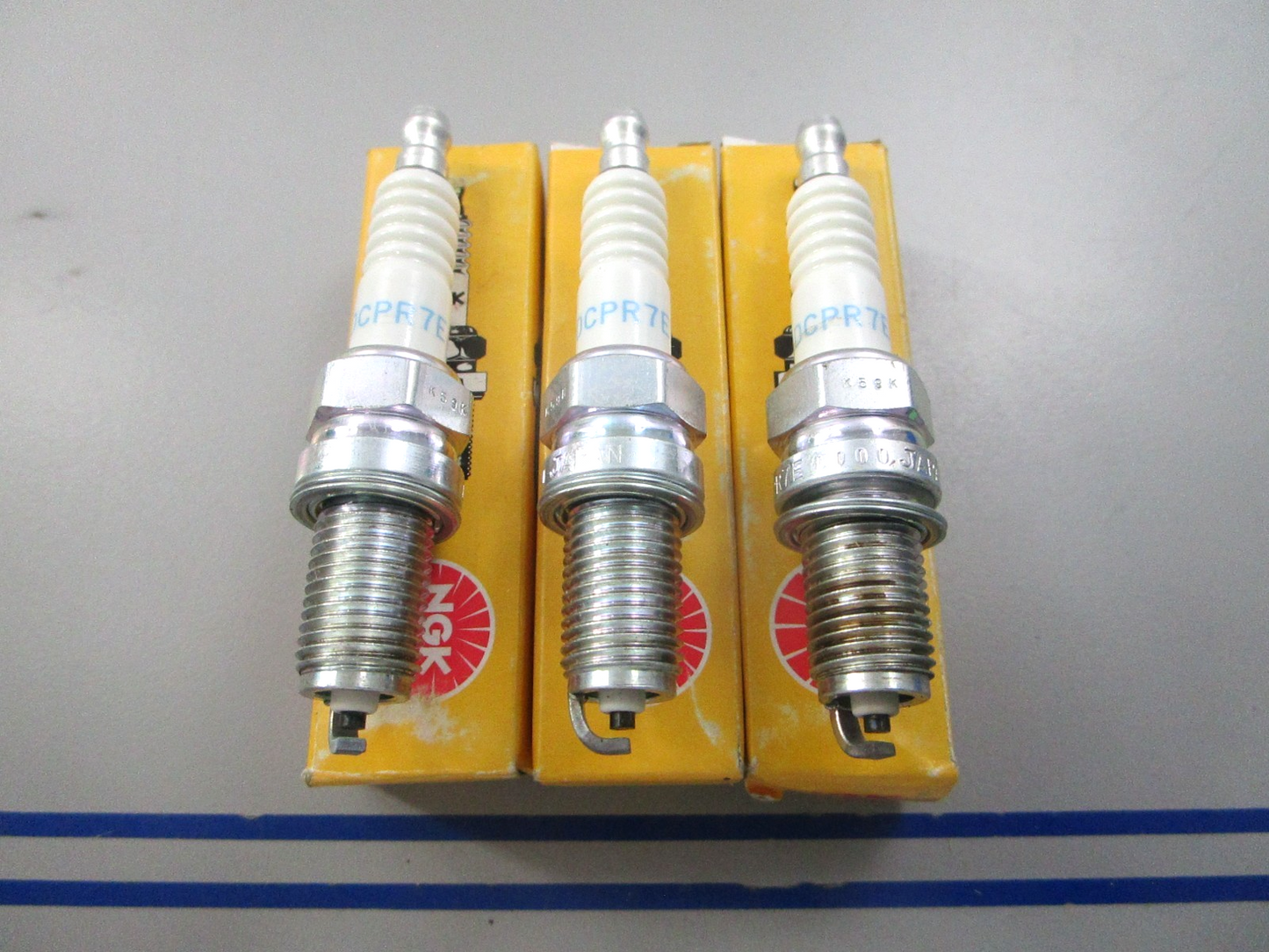 NEW (LOT OF 3) DCPR7E NGK Spark Plug 0810
