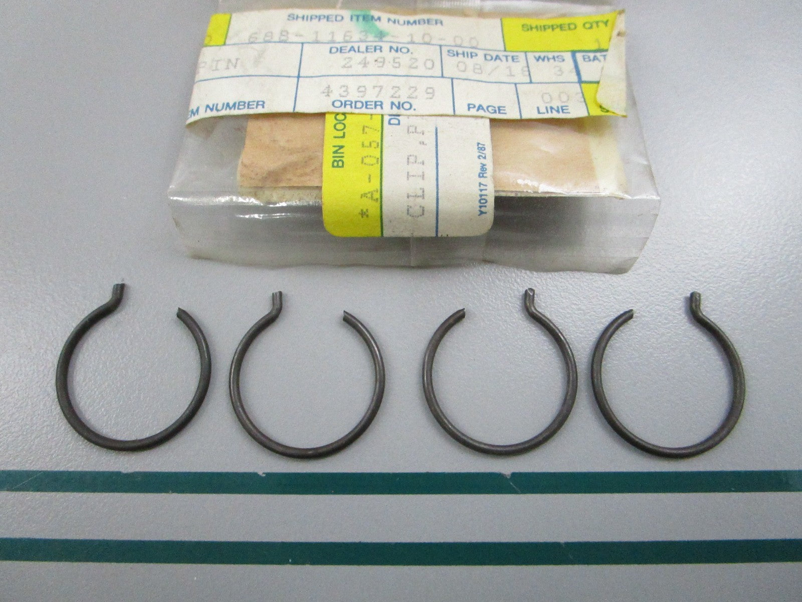 NEW OEM (LOT OF 4) 688-11634-10-00 Yamaha Pin Clips 0810