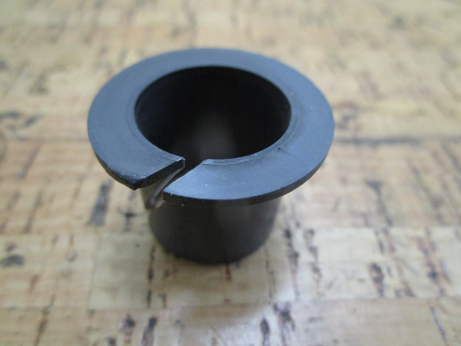 *NEW OEM* 0810 OMC Johnson Evinrude Bushing 915050 0915050