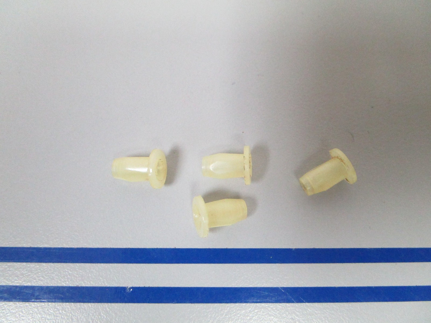 NEW OEM (LOT OF 4) 306180 0306180 OMC Johnson Evinrude Retainer Bushing 0810
