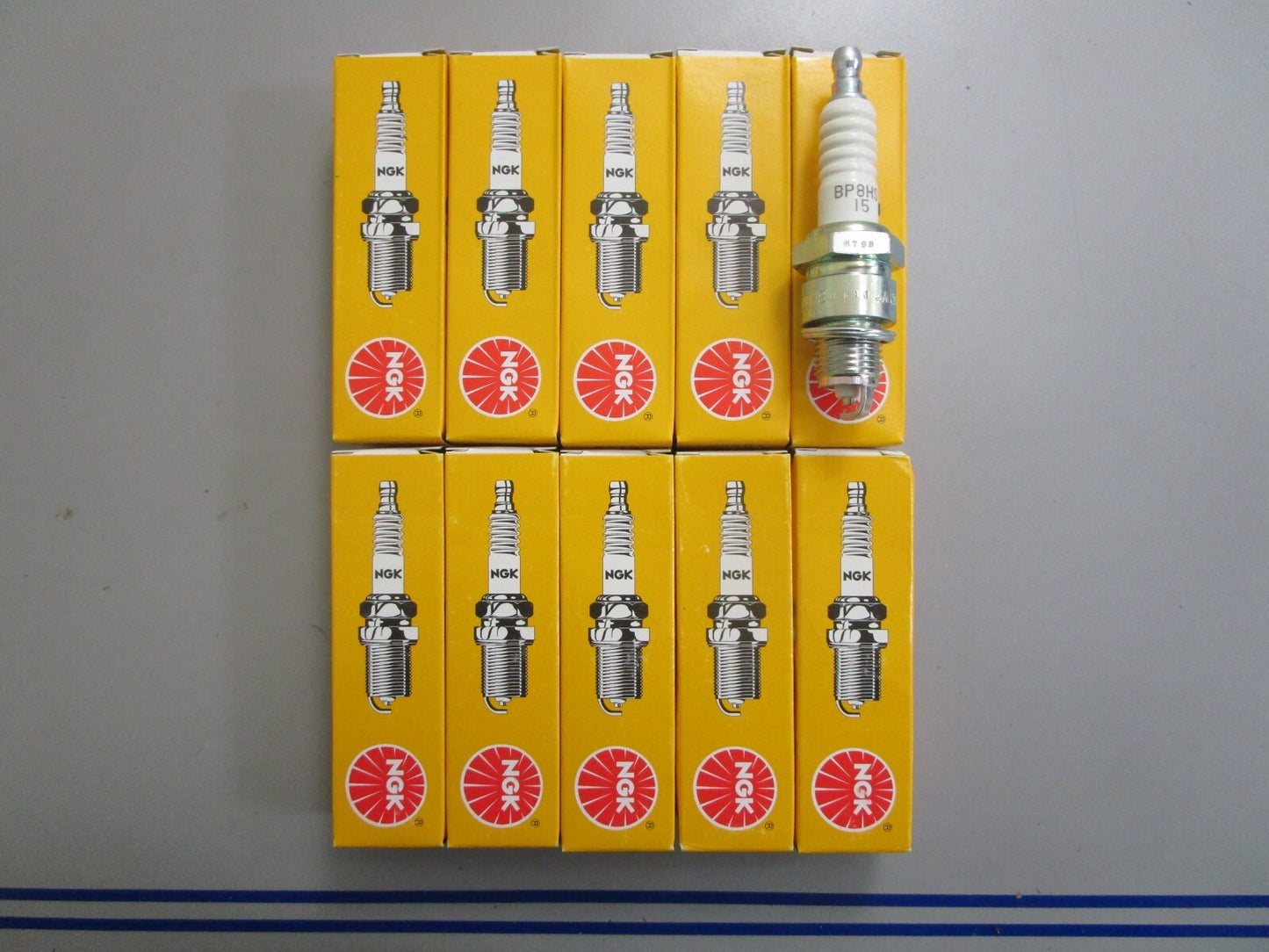 *NEW* (LOT OF 10) 0820 NGK Spark Plug BP8HS-15