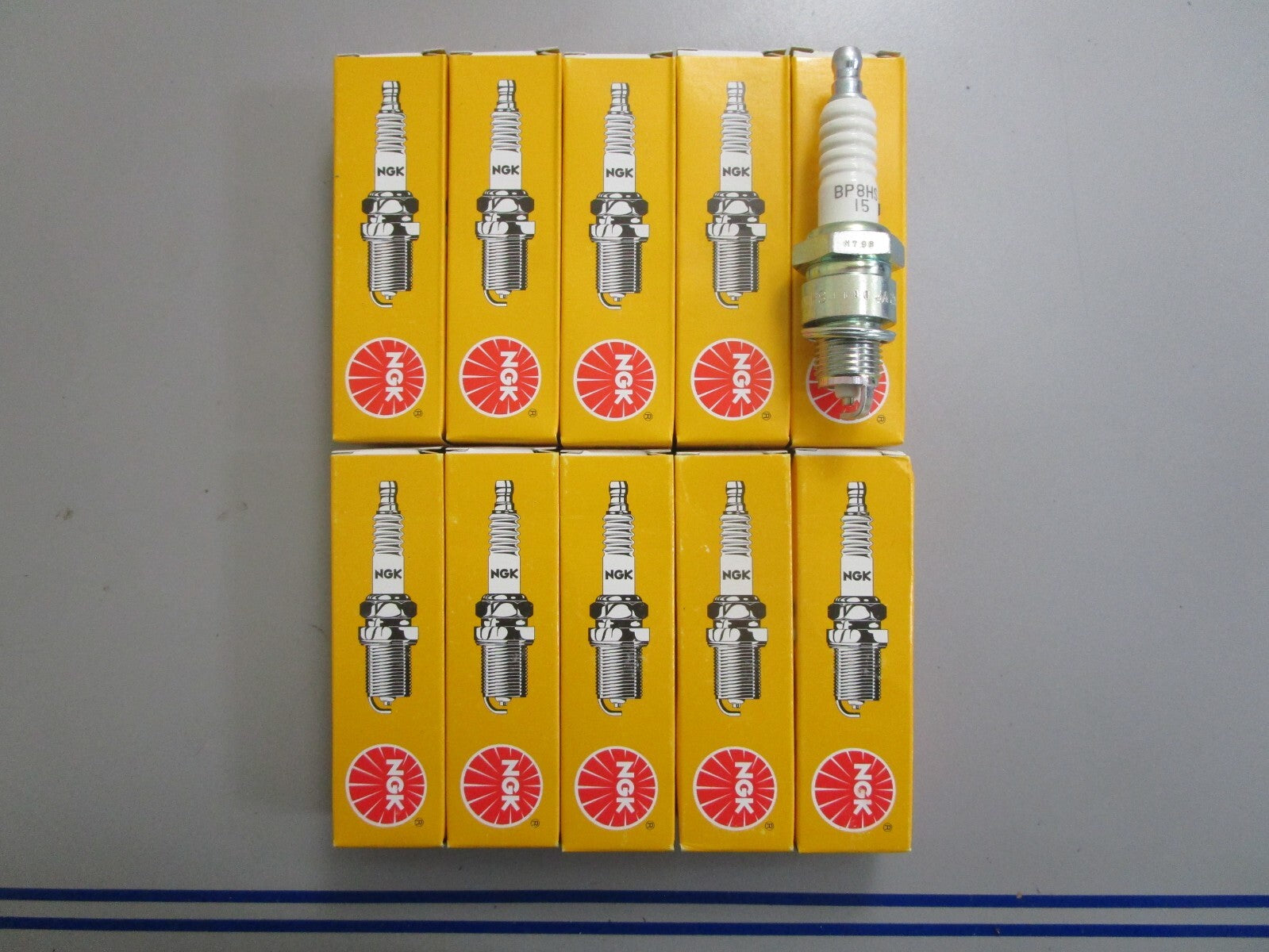 *NEW* (LOT OF 10) 0820 NGK Spark Plug BP8HS-15