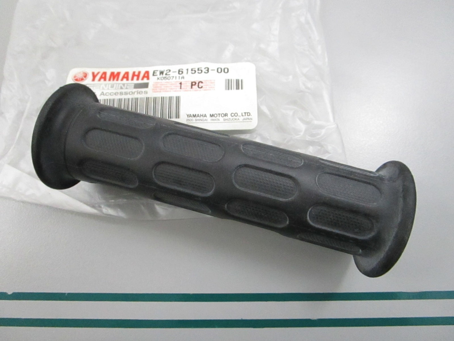 NEW OEM EW2-61553-00-00 Yamaha Grip 0810