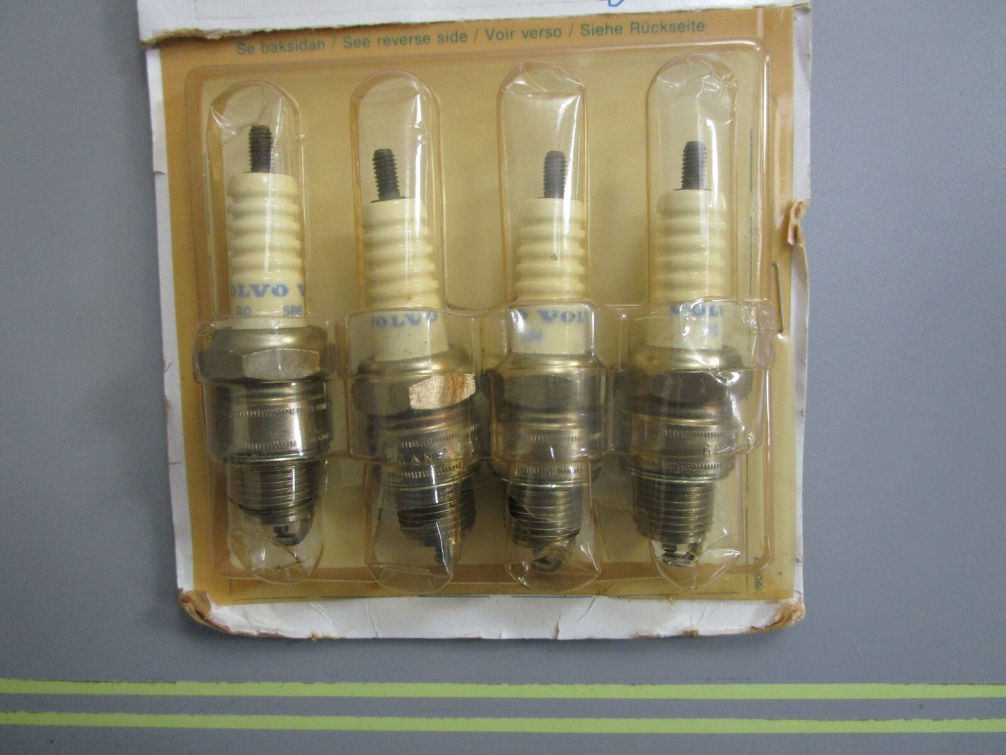 *NEW OEM* (LOT OF 4) 0810 Volvo Penta Spark Plug 876123