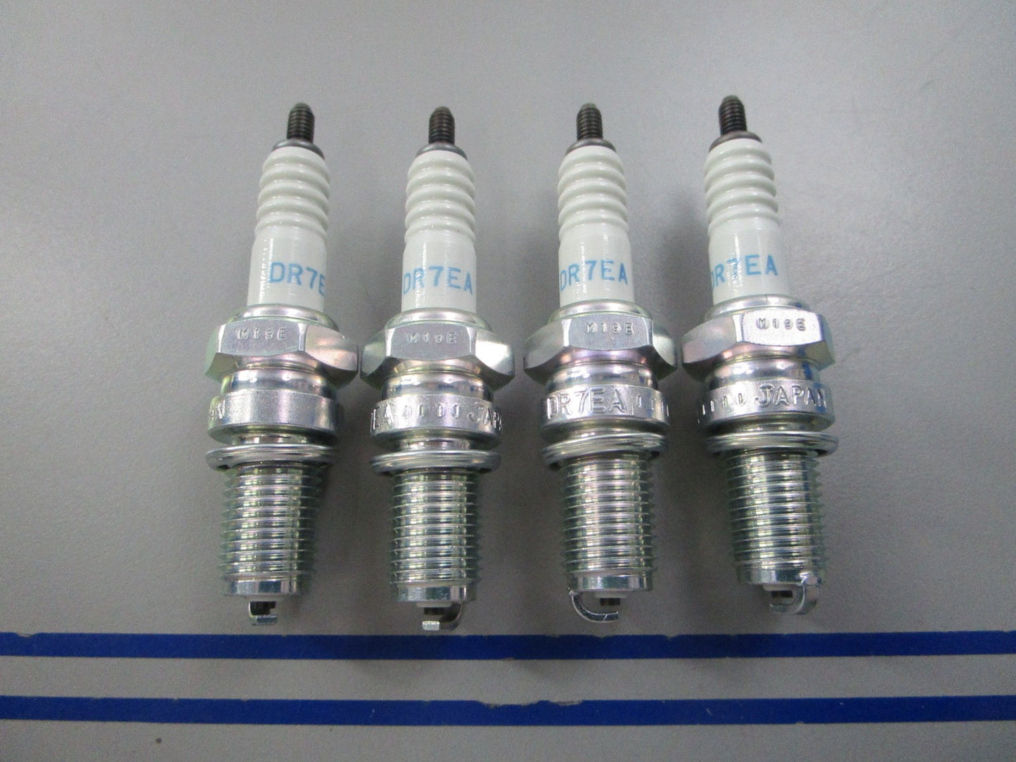 NEW (LOT OF 4) DR7EA NGK Spark Plug 0810