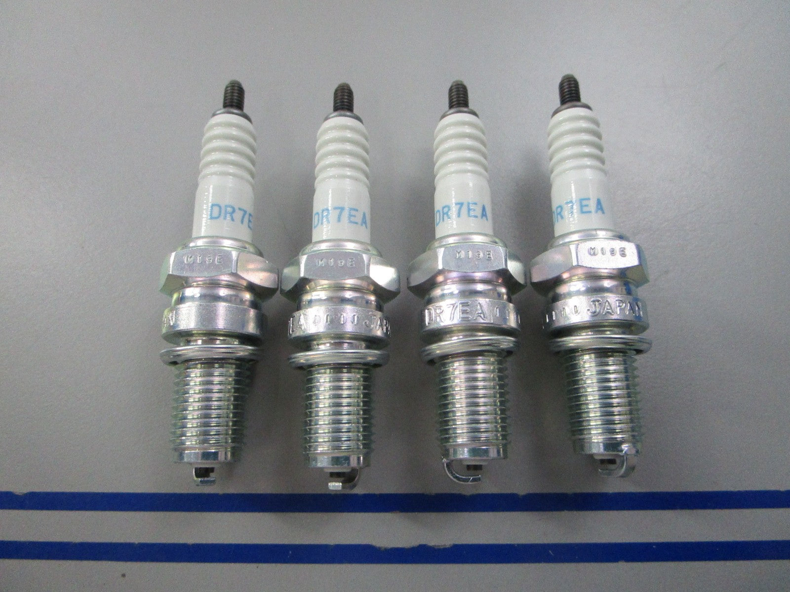 NEW (LOT OF 4) DR7EA NGK Spark Plug 0810