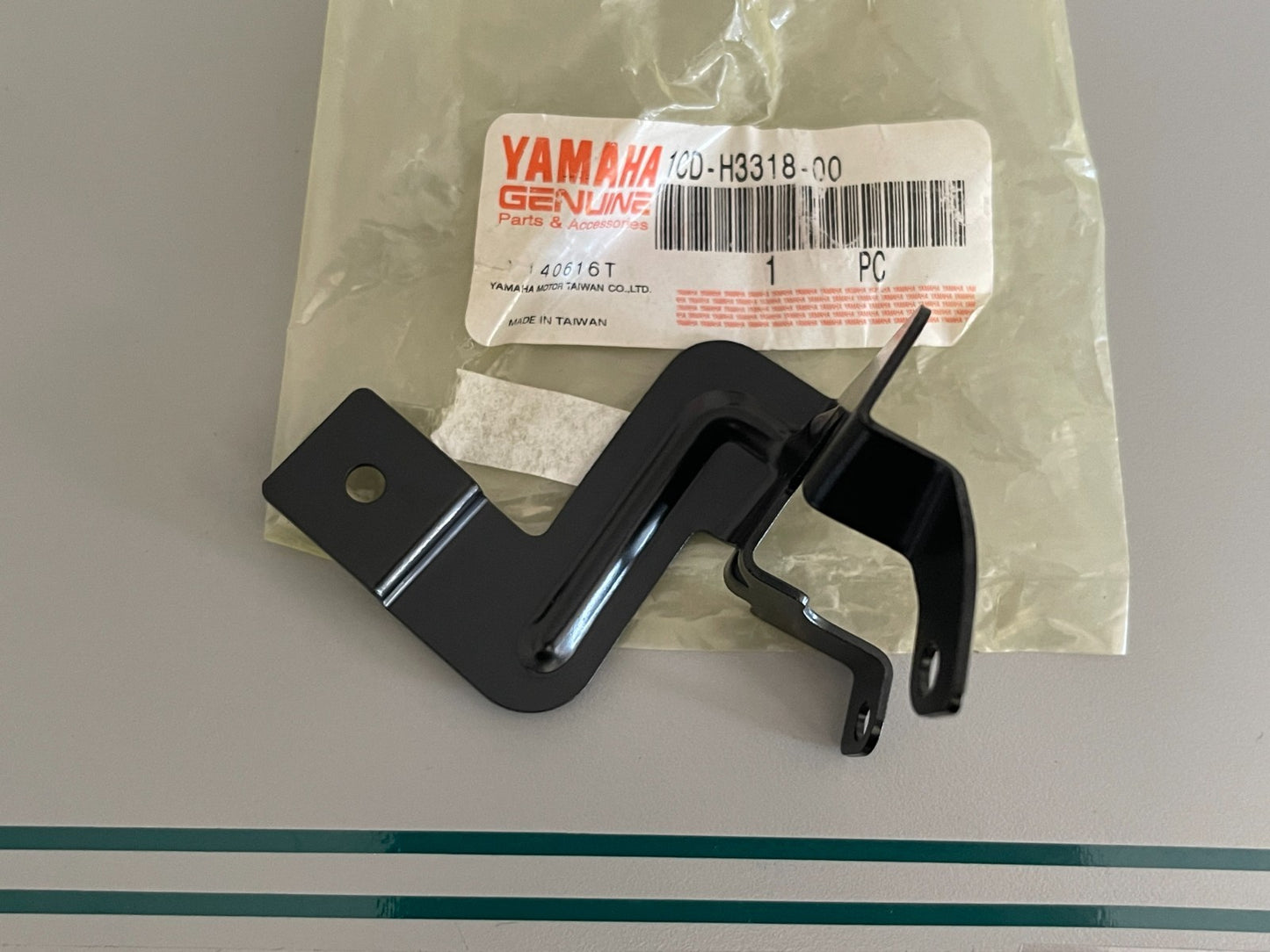 NEW OEM 1CD-H3318-00-00 Yamaha Flasher Stay 0810