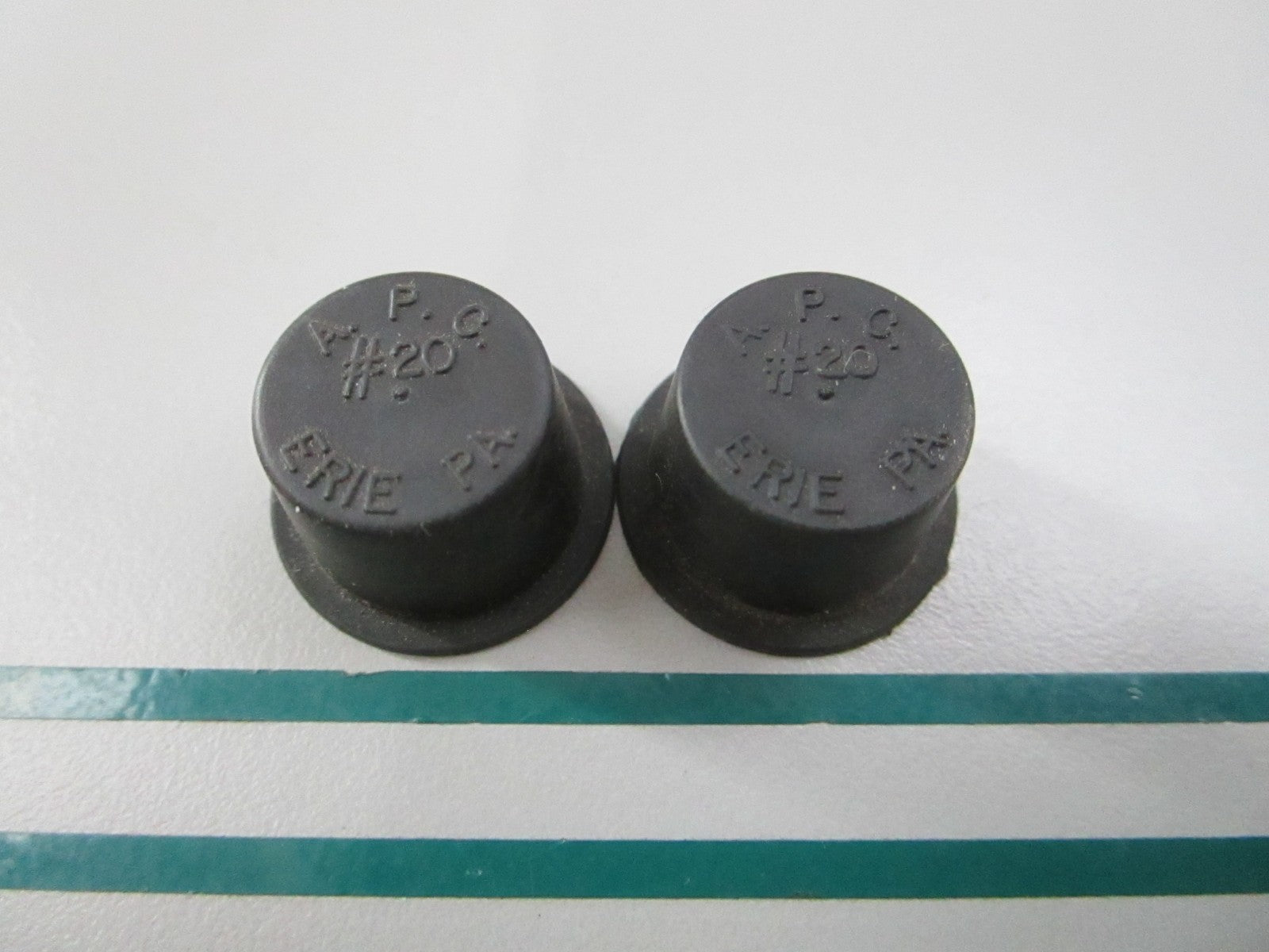 NEW OEM (LOT OF 2) 318173 0318173 OMC Johnson Evinrude Plug 0810