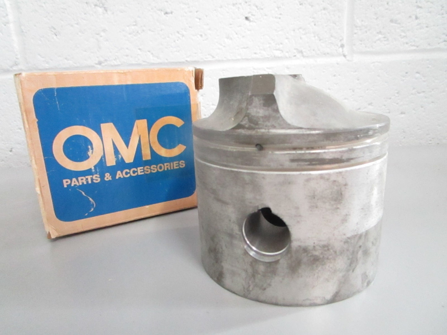 NEW OEM 388673 322969 OMC Johnson Evinrude .020 Piston 0820