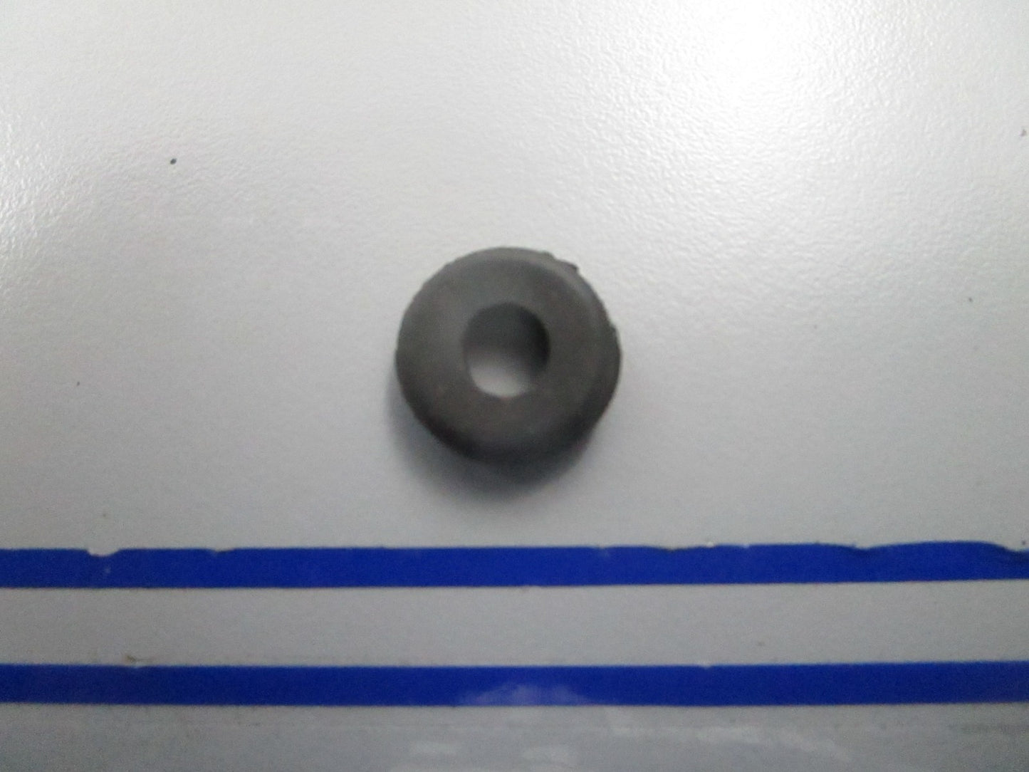 *NEW OEM* 0810 OMC Johnson Evinrude Grommet 3011290