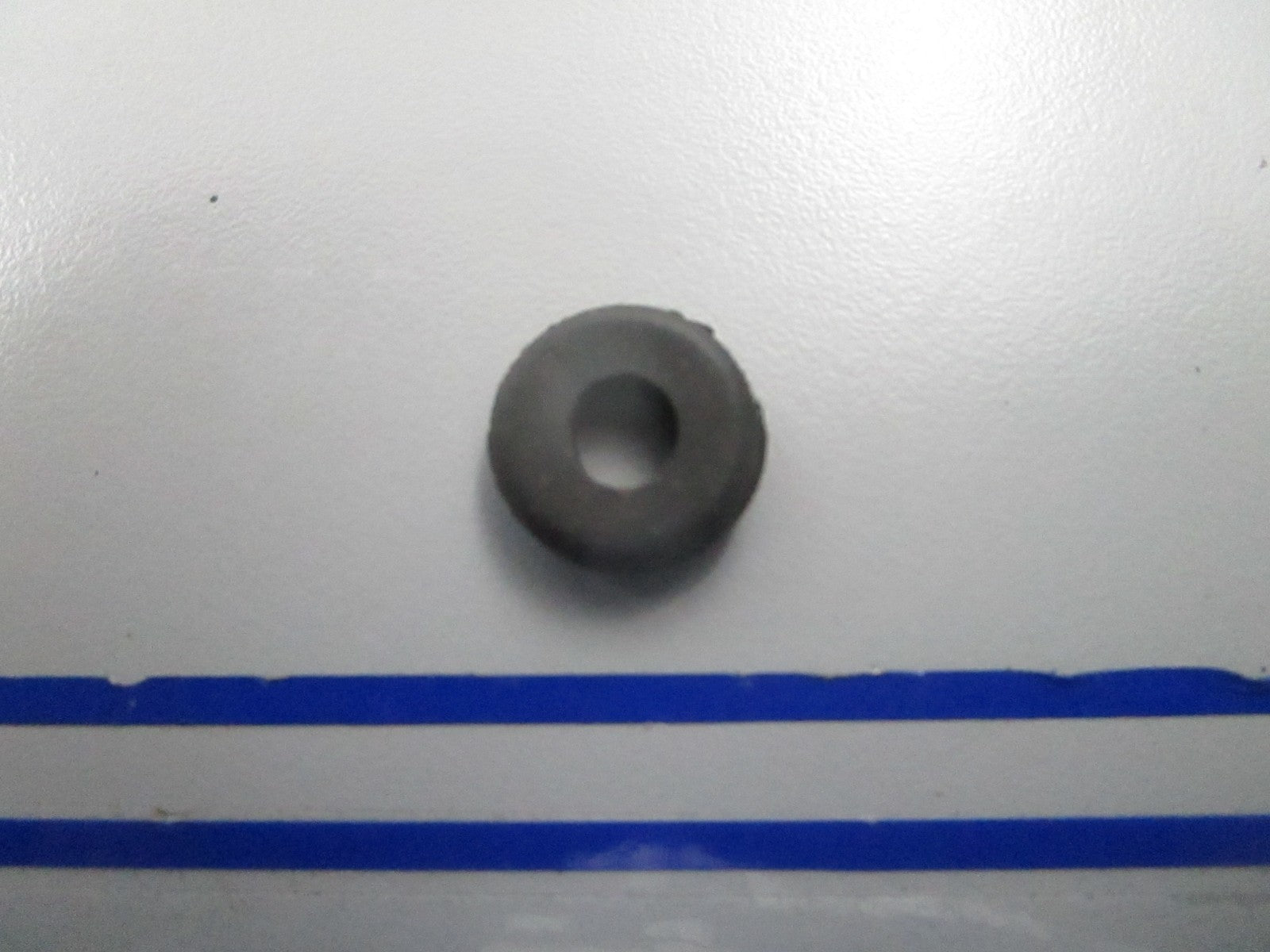 *NEW OEM* 0810 OMC Johnson Evinrude Grommet 3011290