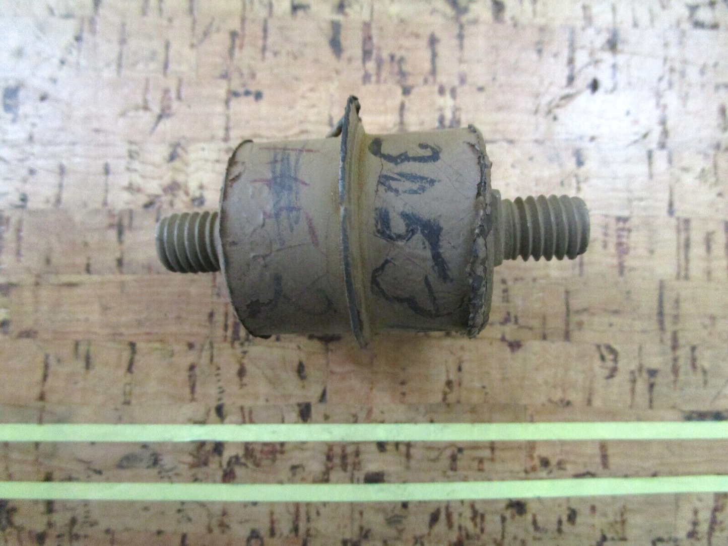 *NEW OEM* 0750 OMC Johnson Evinrude MOUNT 305310 0305310