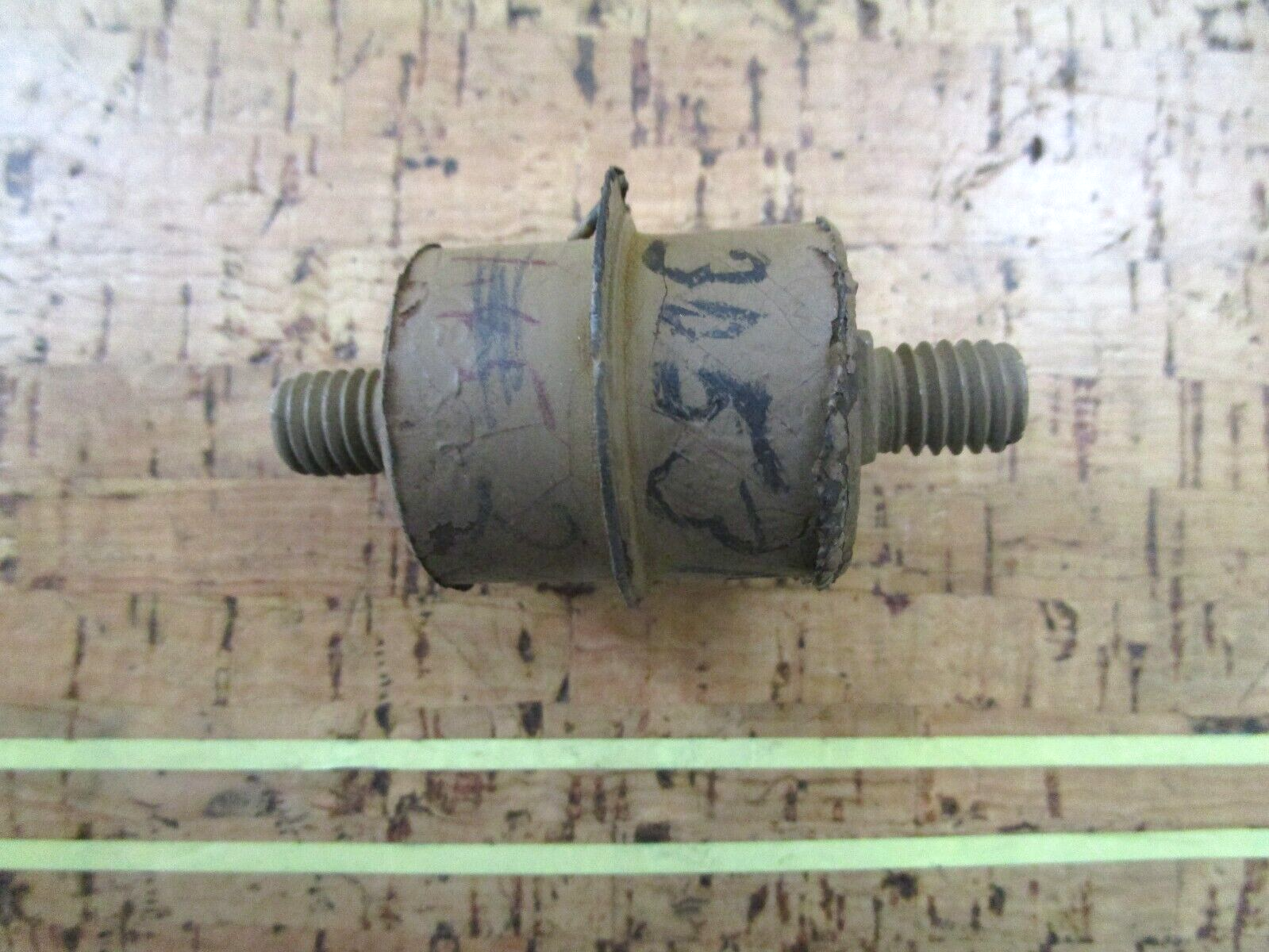 *NEW OEM* 0750 OMC Johnson Evinrude MOUNT 305310 0305310