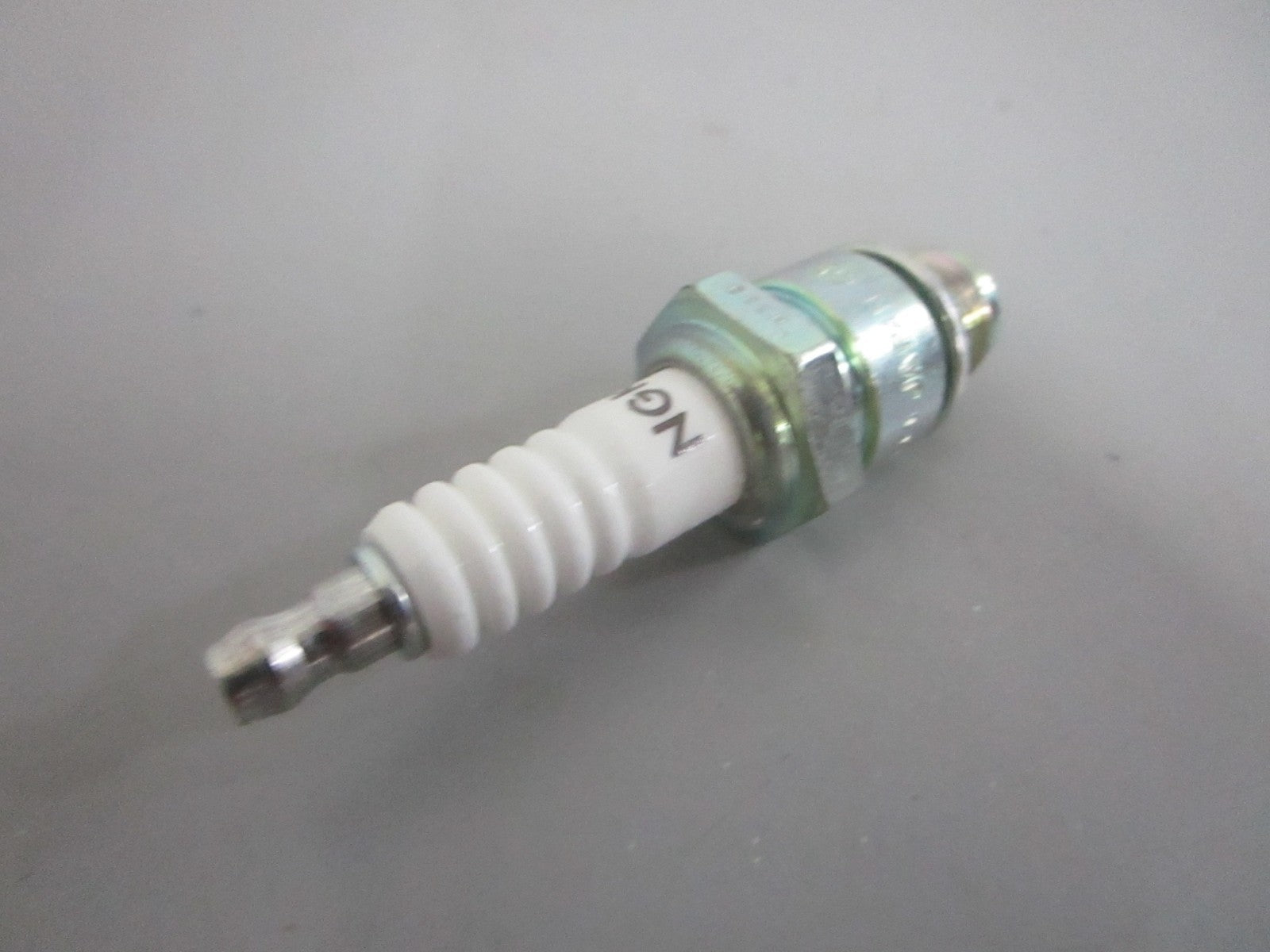 *NEW OEM* (LOT OF 8) 0820 NGK Spark Plug B8HS