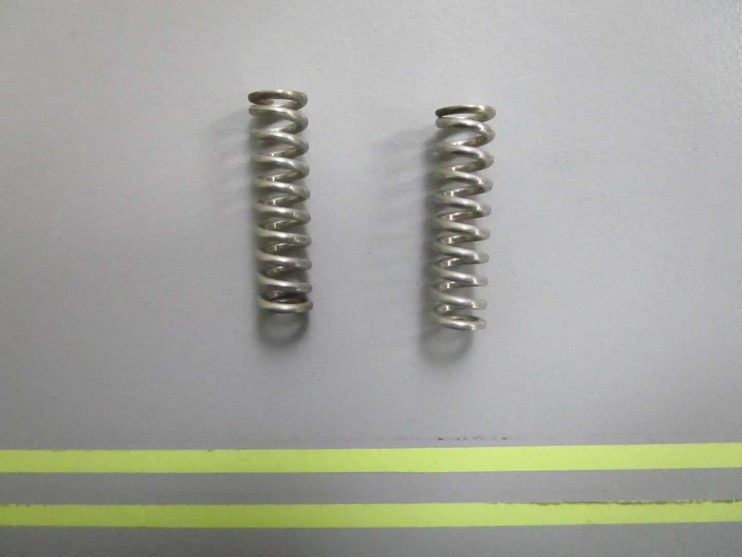 *NEW OEM* (LOT OF 2) 0810 OMC Johnson Evinrude Spring 312870 0312870