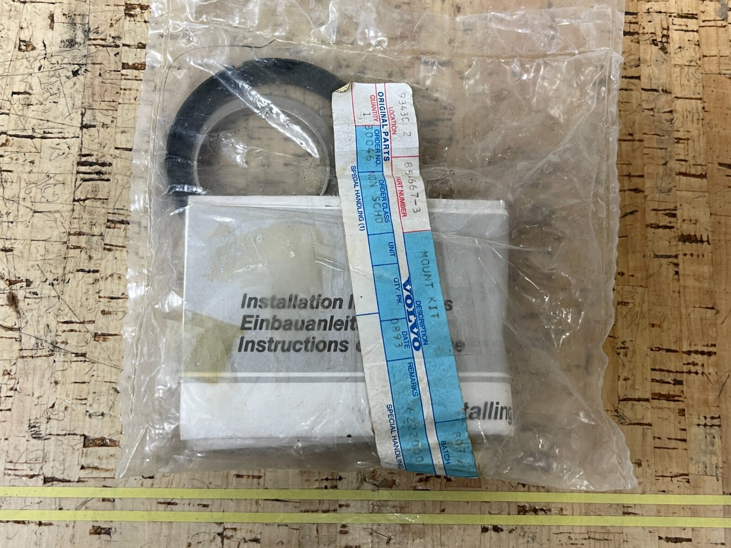 *NEW OEM* 0810 Volvo Penta Mounting Kit 854667