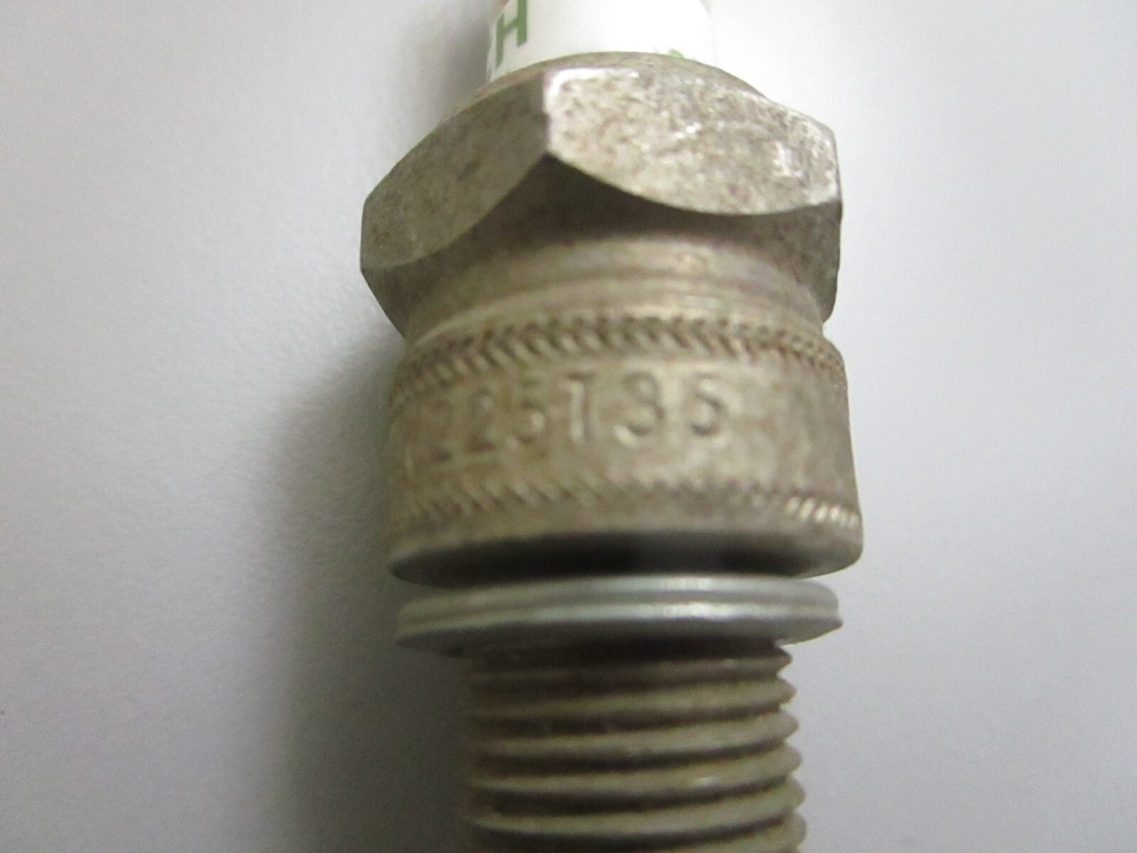 *NEW OEM* 0810 Bosch Spark Plug W225T35