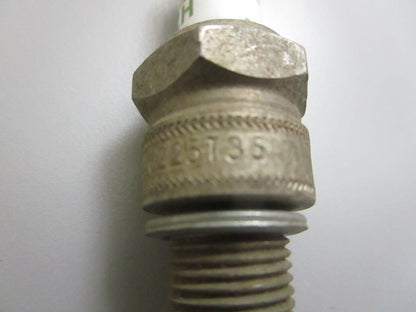 *NEW OEM* 0810 Bosch Spark Plug W225T35