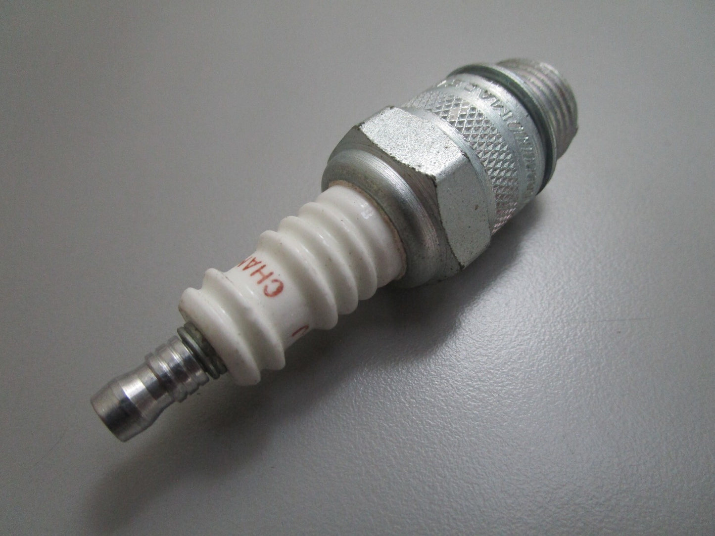 *NEW*  0810 Champion Spark Plug D-9J