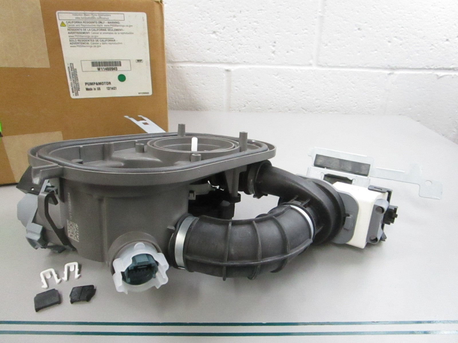 NEW OEM W11460945 Whirlpool Pump & Motor 0810