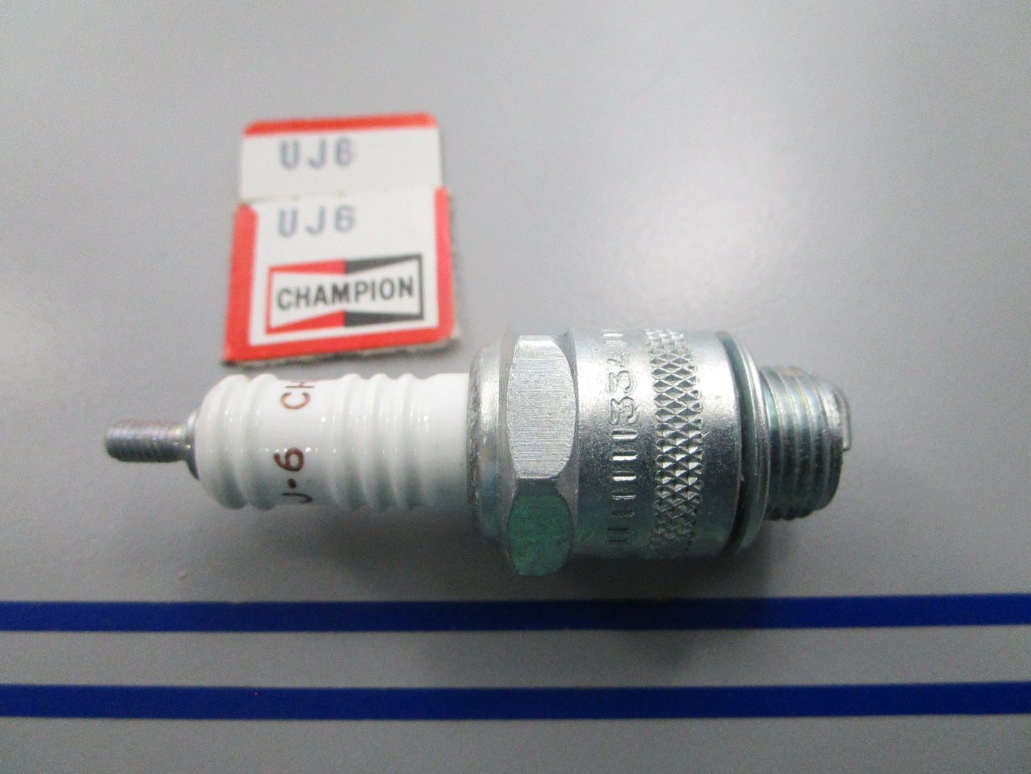 NEW UJ6 Champion Spark Plug 0810