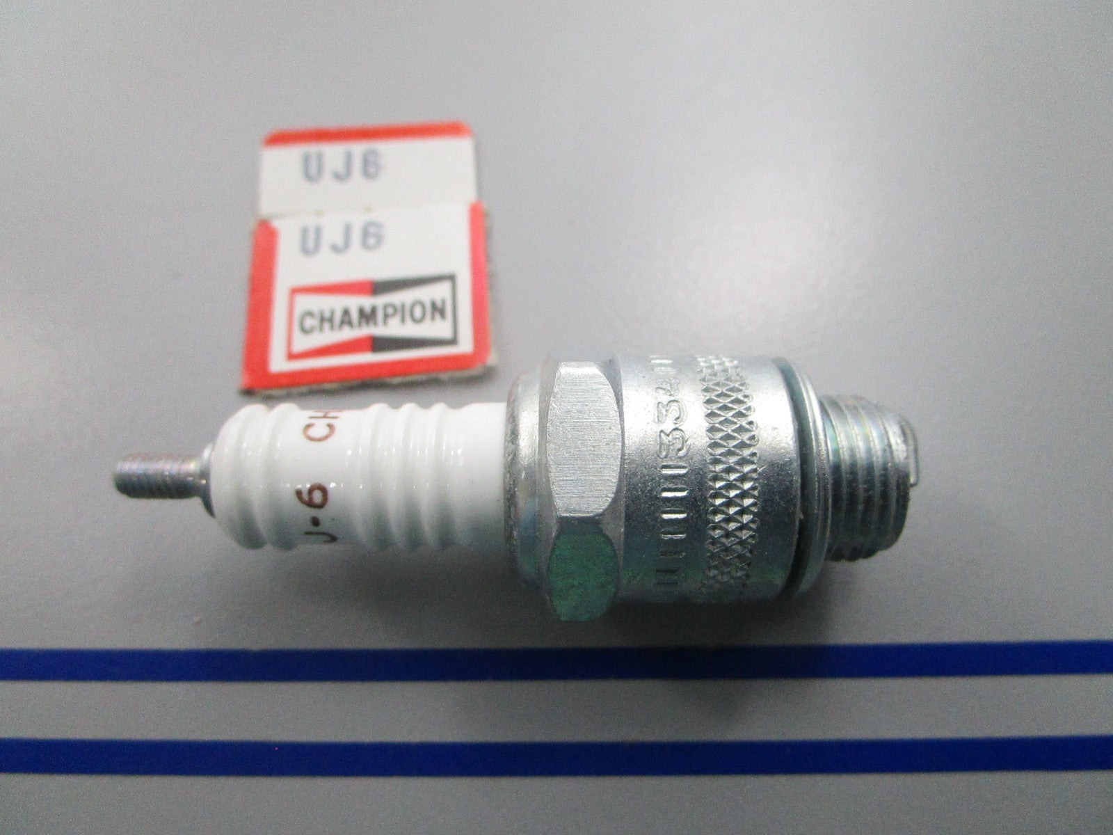 NEW UJ6 Champion Spark Plug 0810
