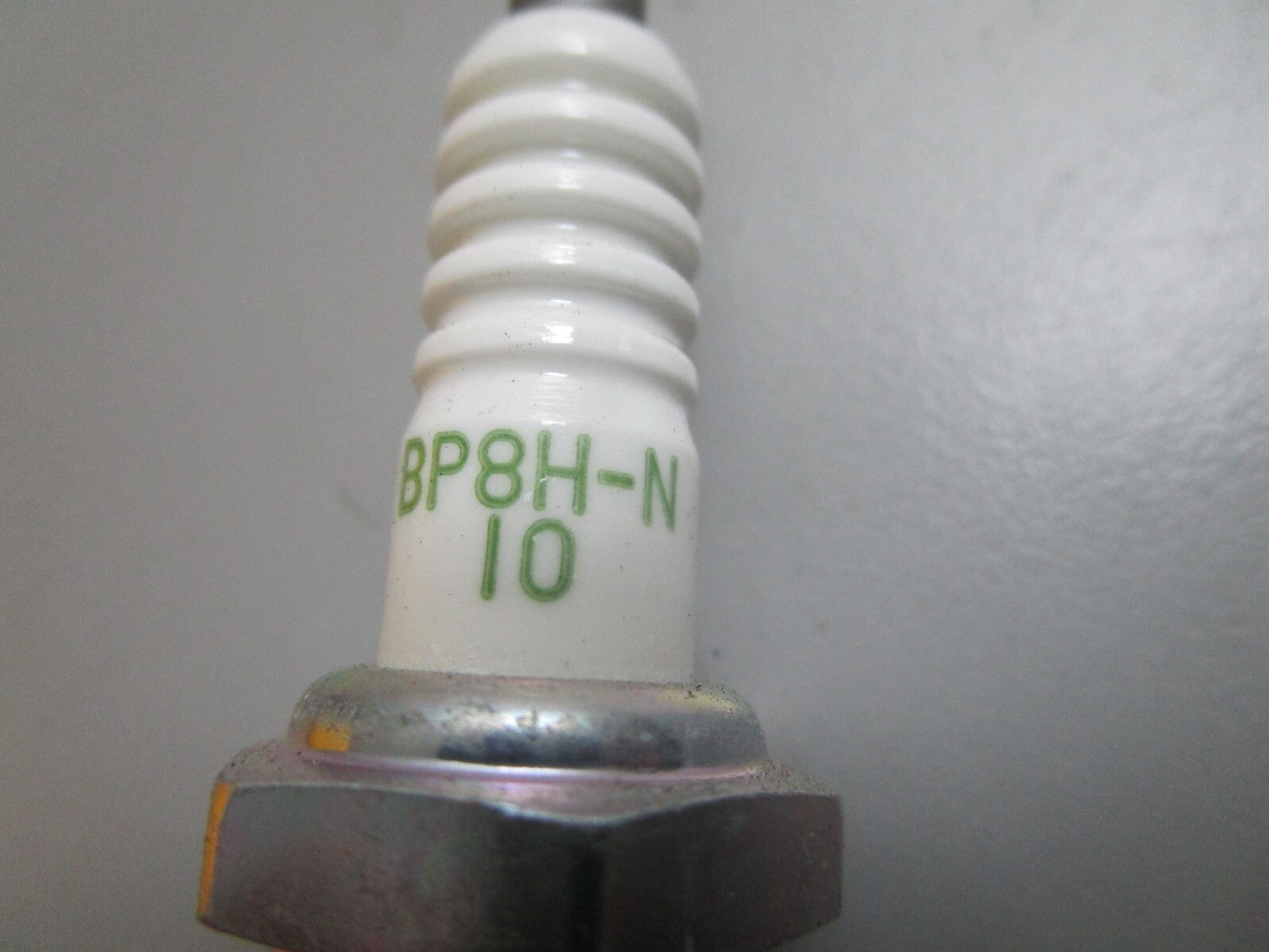 *NEW* (LOT OF 4) 0810 NGK Spark Plug BP8H-N-10
